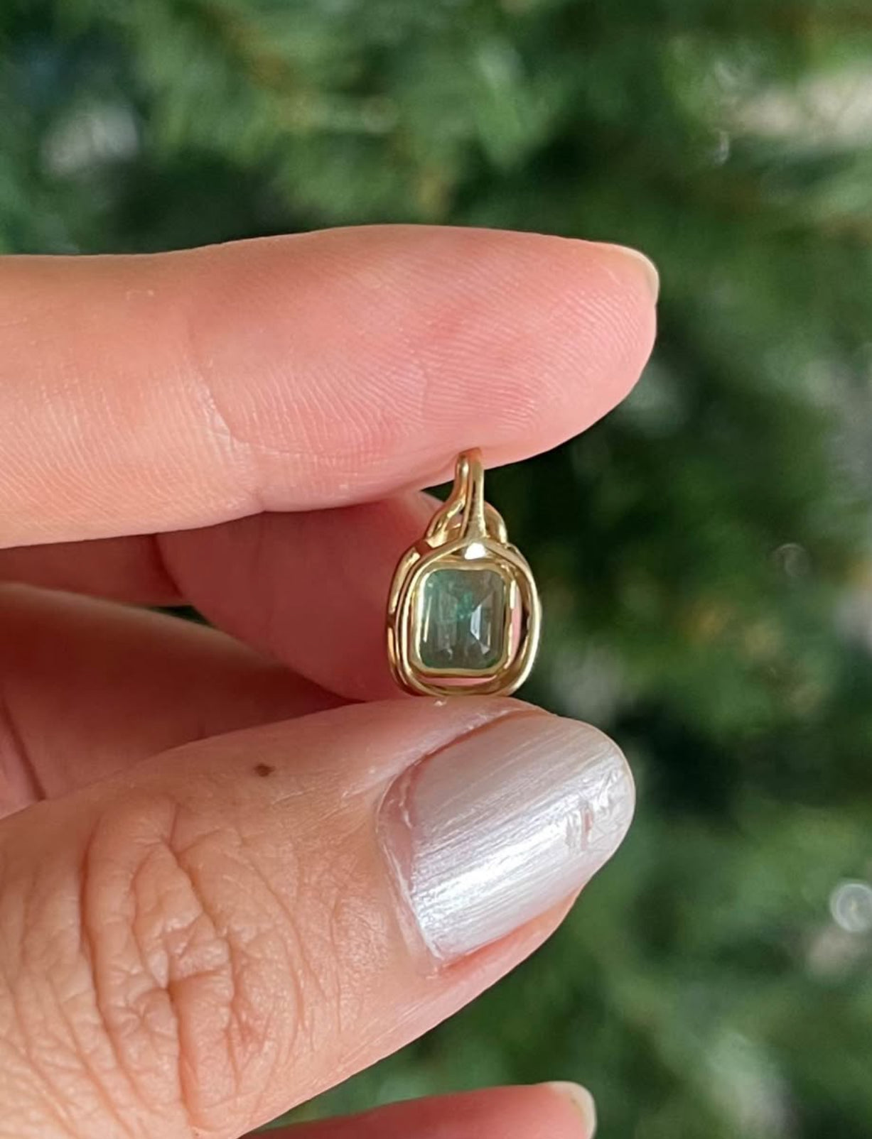 9ct yellow gold 1.2ct natural emerald pendant