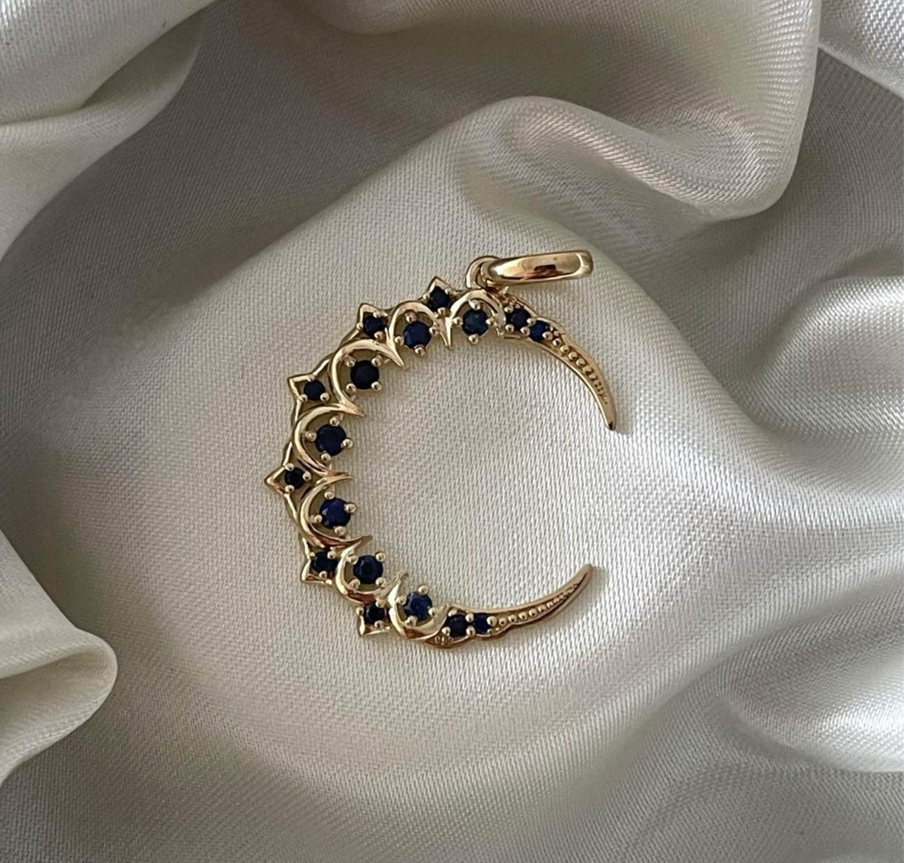 Antique style 9ct yellow gold natural sapphire crescent moon pendant