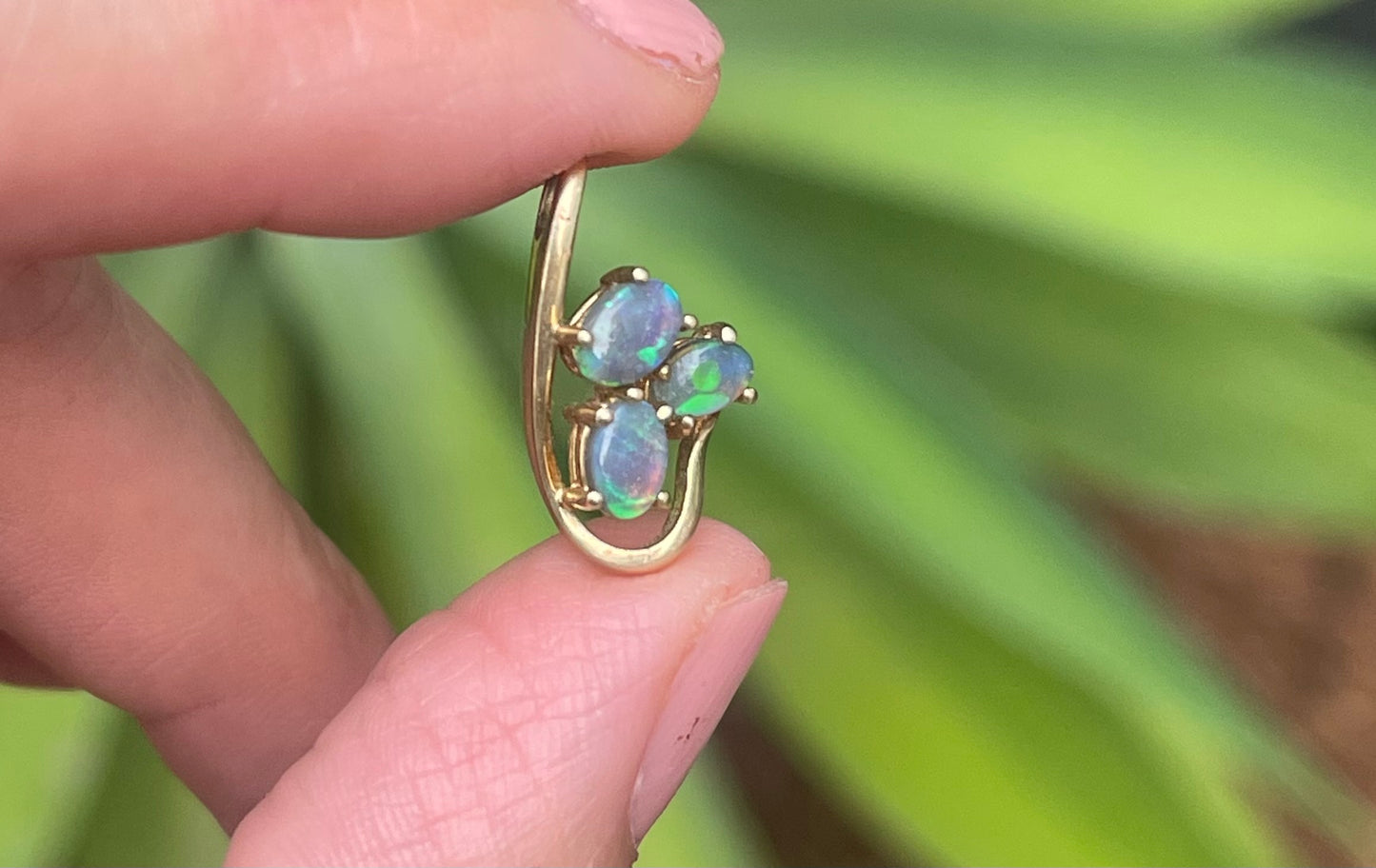 Vintage 18ct yellow gold Australian natural & solid dark opal trilogy pendant