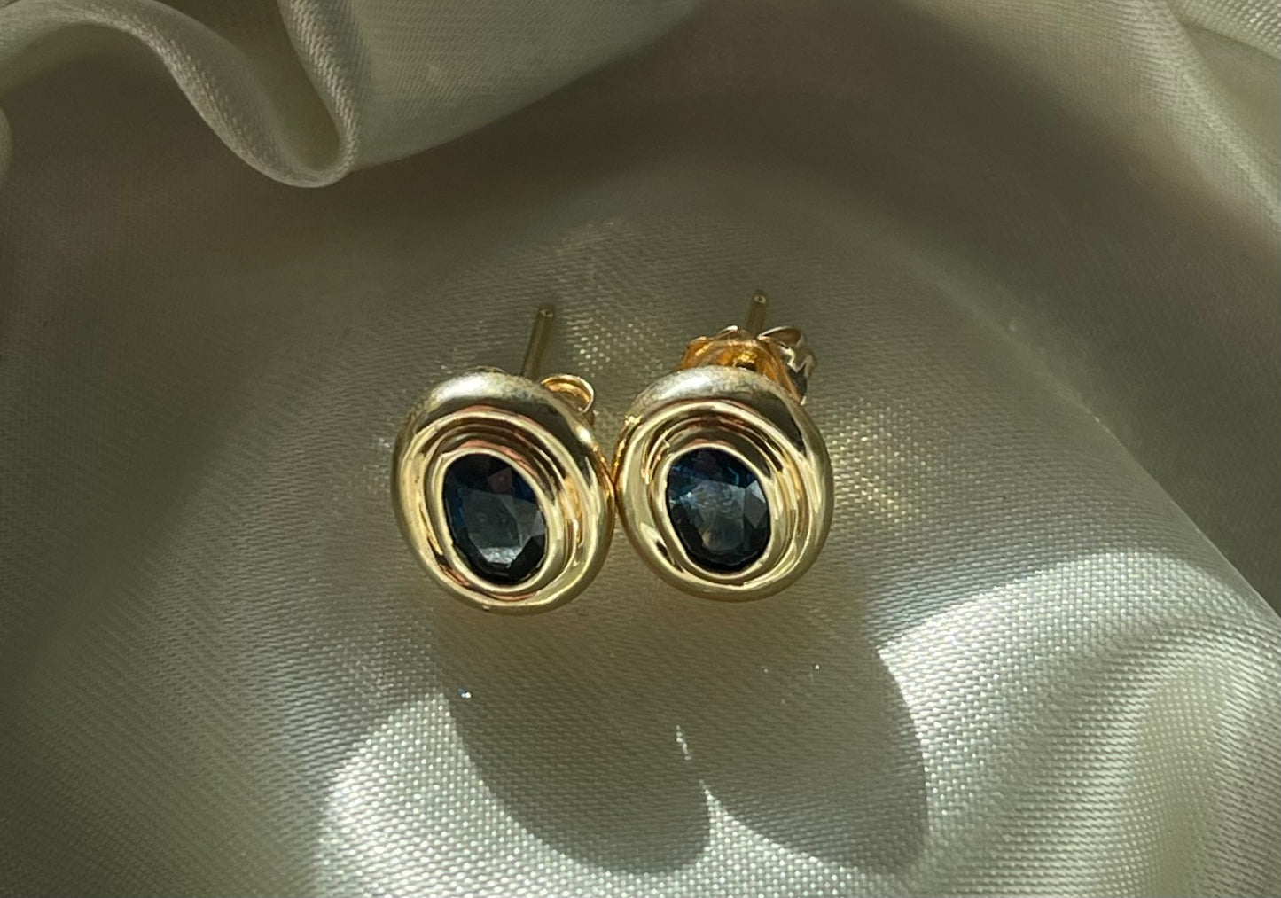 Vintage 14ct yellow gold 1ct natural sapphire bezel set stud earrings