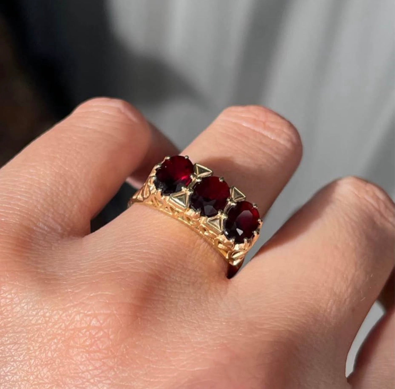 Vintage English Natural Garnet Trilogy Ring In 9ct Yellow Gold