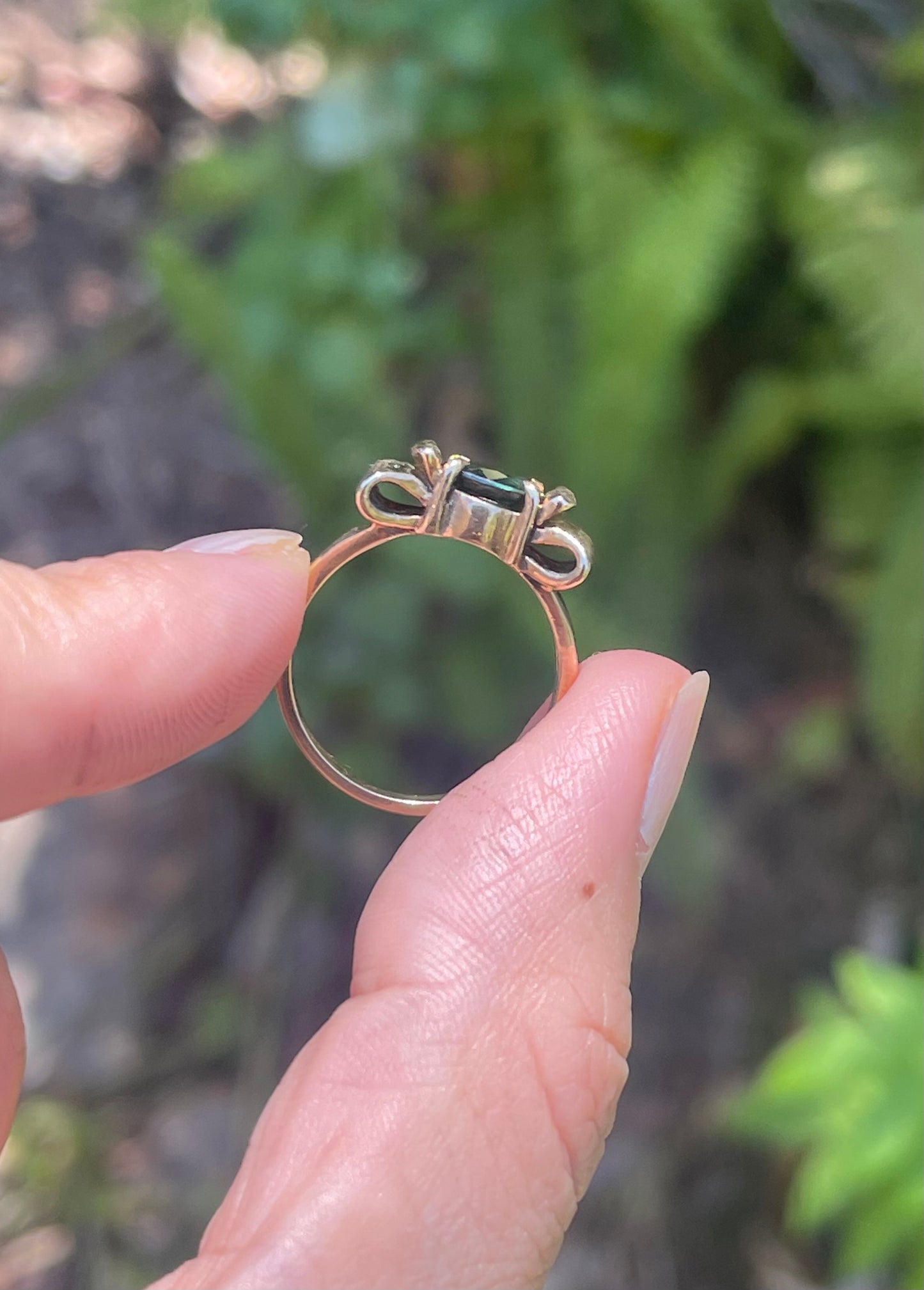 Vintage 90s 9ct yellow gold natural green sapphire bow ring