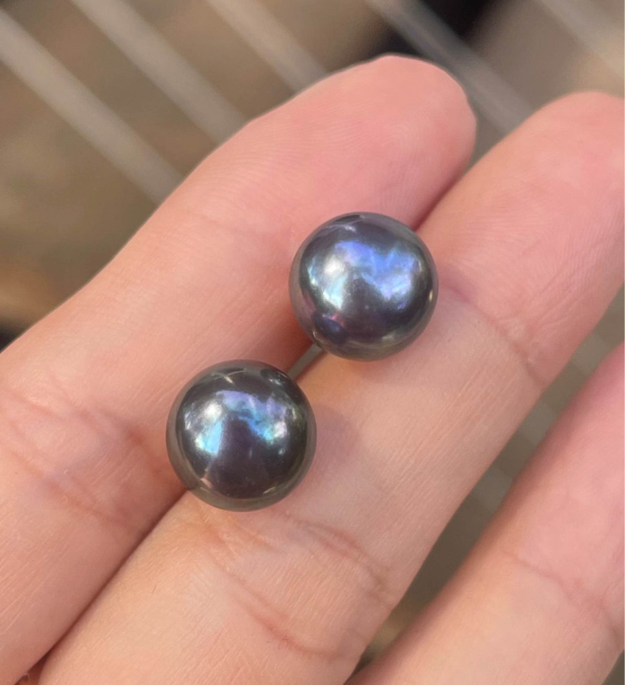 Vintage 14ct yellow gold genuine Tahitian pearl stud earrings