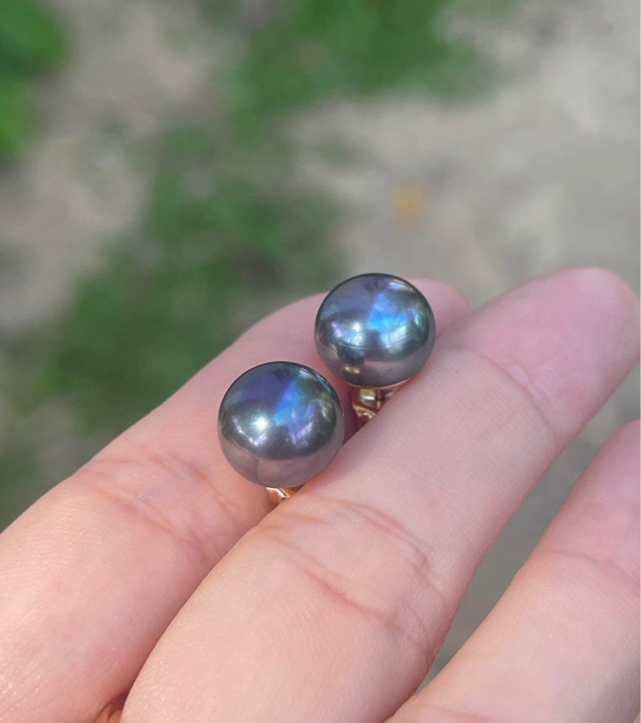 Vintage 14ct yellow gold genuine Tahitian pearl stud earrings