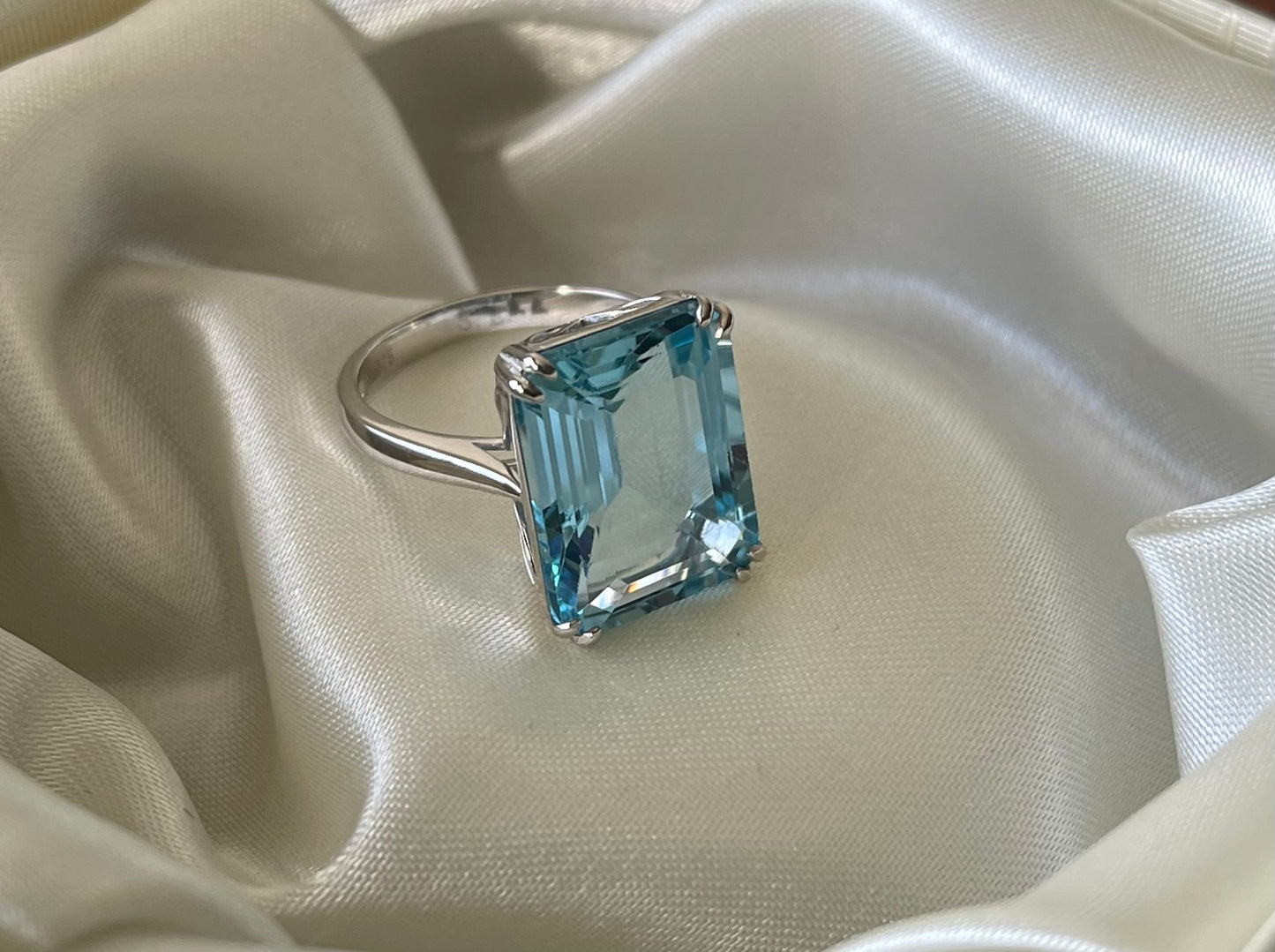 13.5ct Blue Topaz Ring In 9ct White Gold
