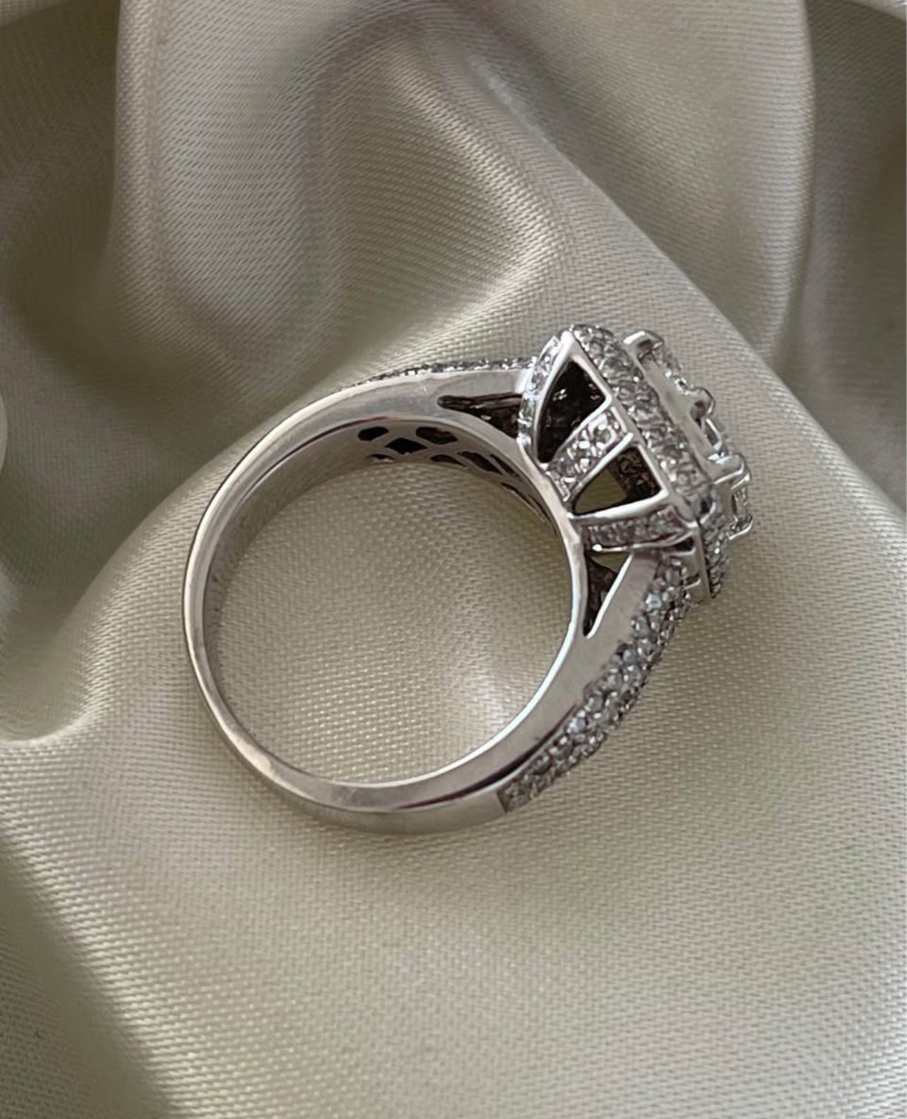18ct white gold 1.7ct natural VS diamond ring