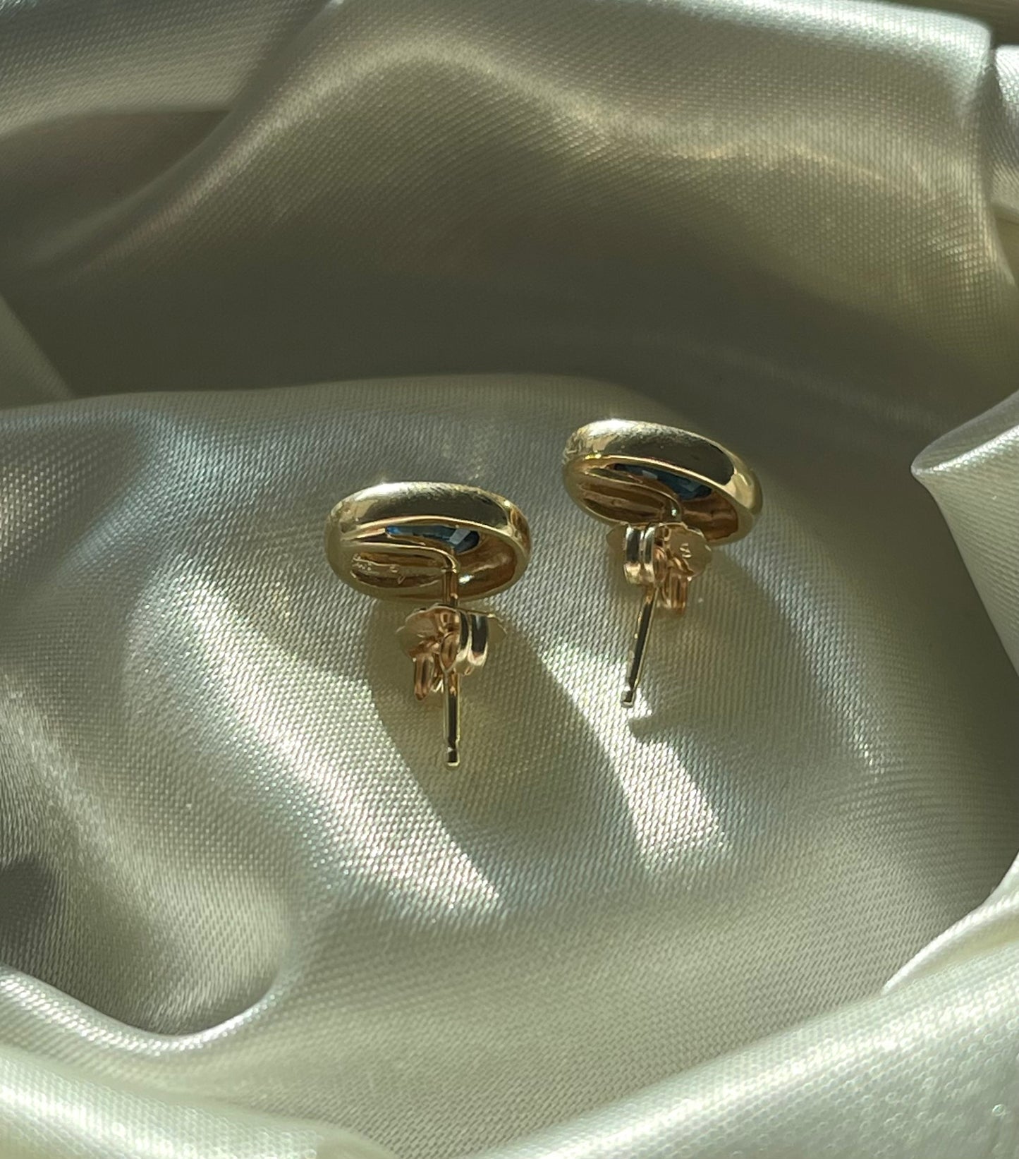 Vintage 14ct yellow gold 1ct natural sapphire bezel set stud earrings