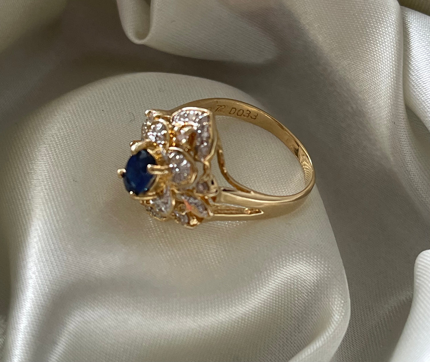 Vintage 18ct yellow gold natural sapphire diamond flower ring