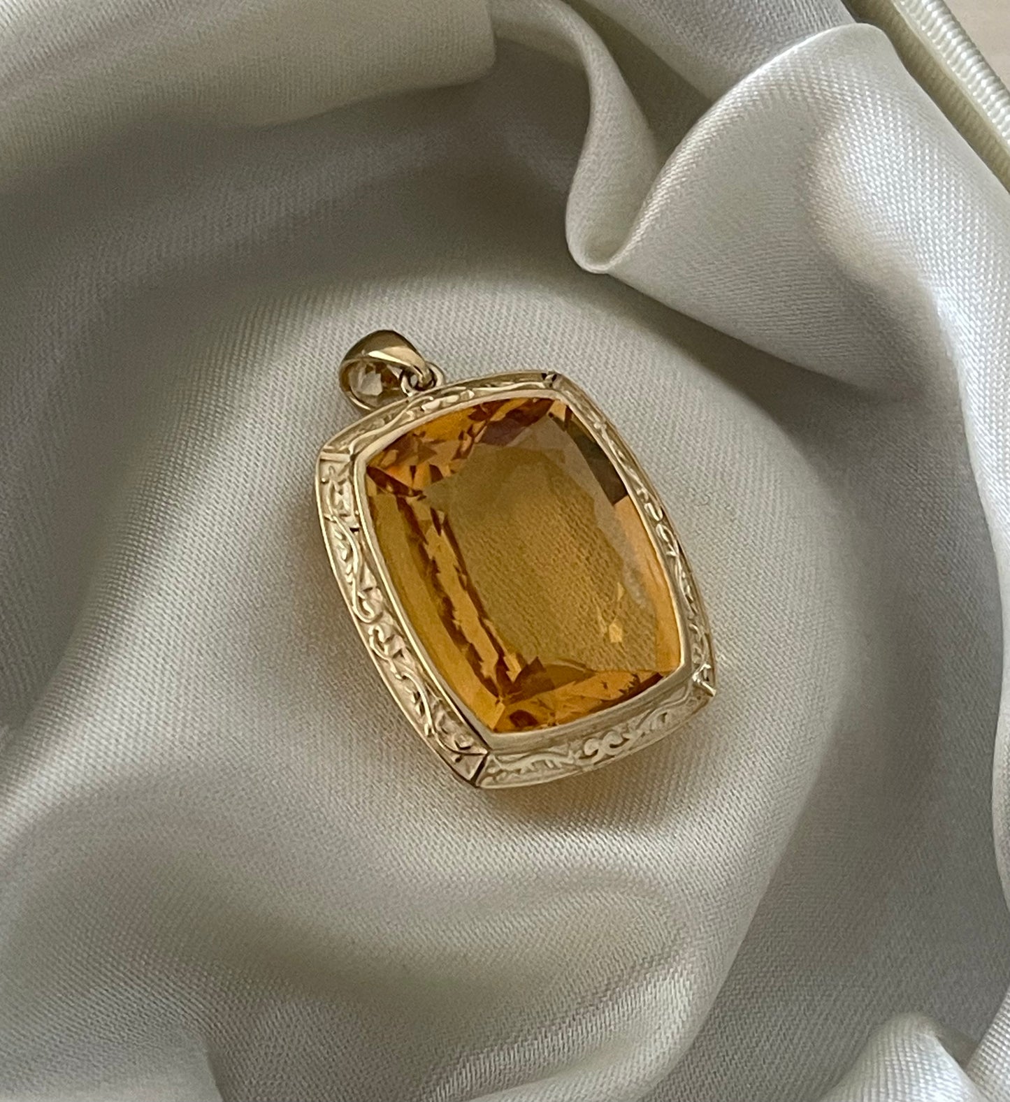 Antique style 9ct yellow gold large 15.3ct natural orange citrine pendant