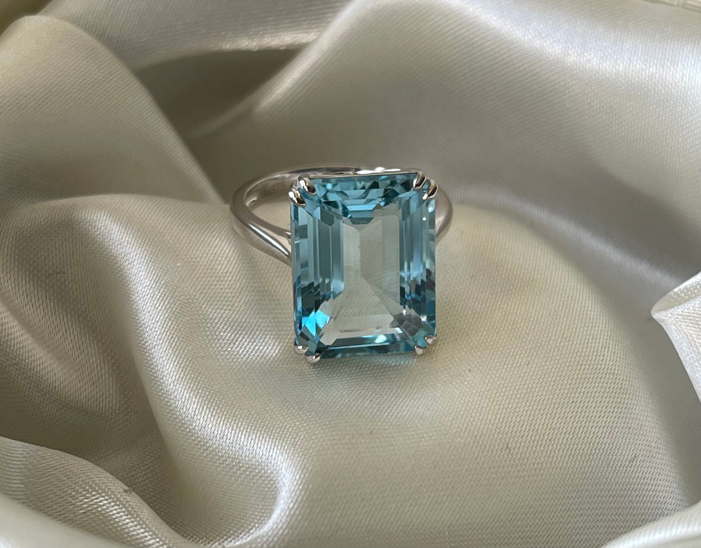 13.5ct Blue Topaz Ring In 9ct White Gold