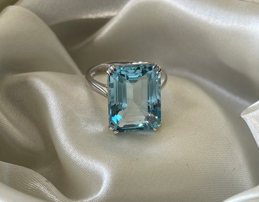 13.5ct Blue Topaz Ring In 9ct White Gold