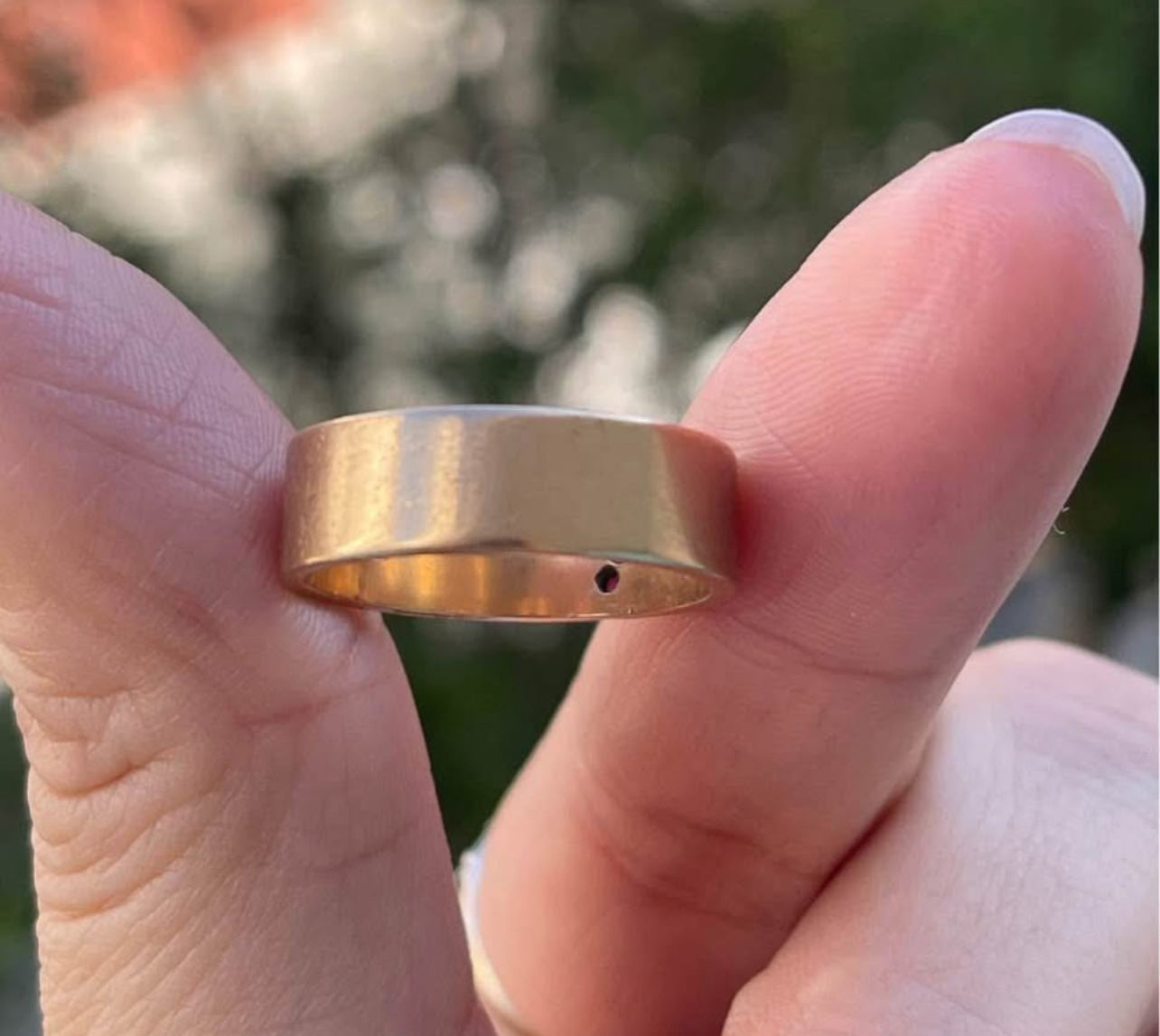 Vintage 60s 9ct yellow gold cigar band with rubies