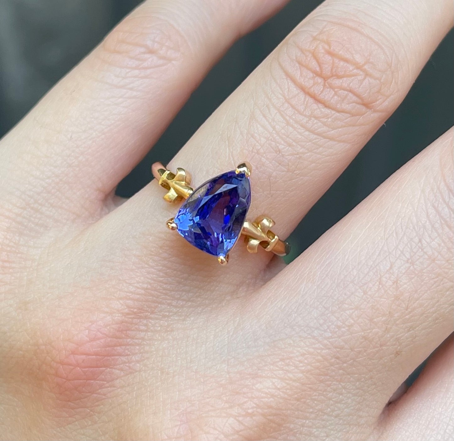 18ct yellow gold 4.1ct natural tanzanite with fleur-de-lis motif on shoulders
