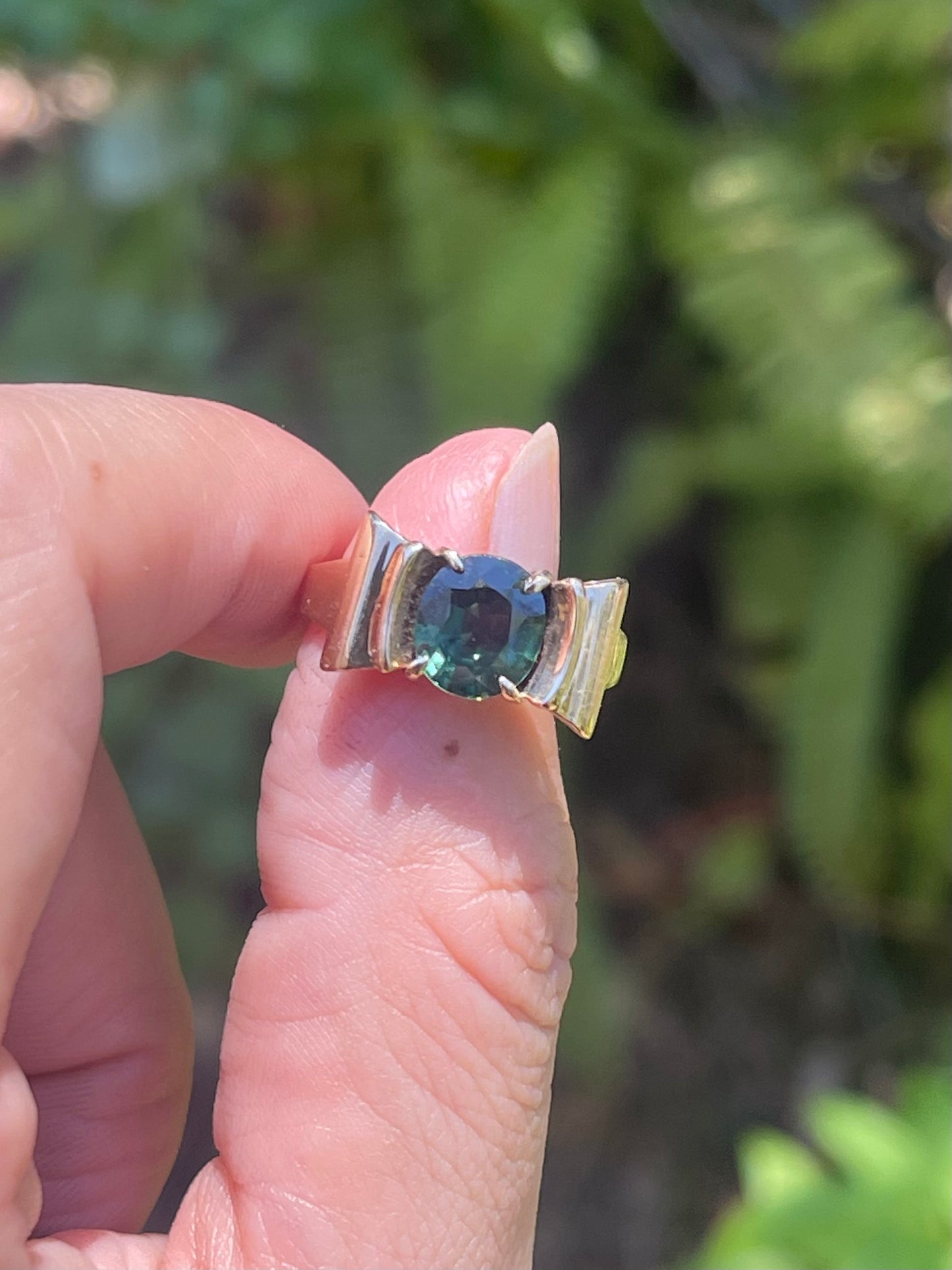 Vintage 90s 9ct yellow gold natural green sapphire bow ring