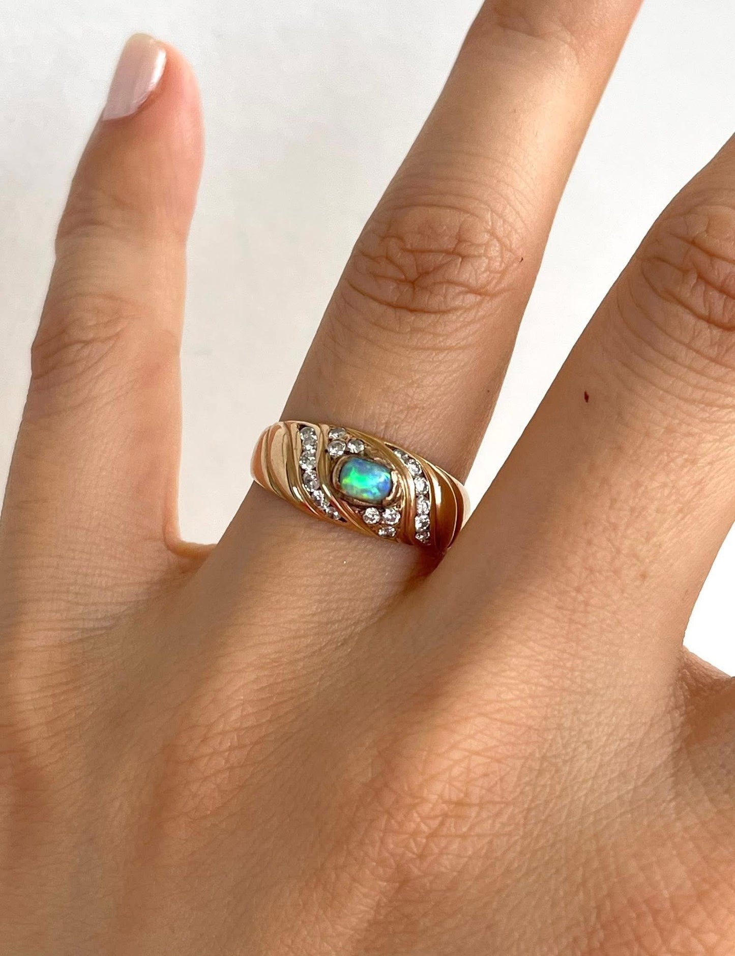 Vintage 18ct yellow gold natural solid opal diamond band ring