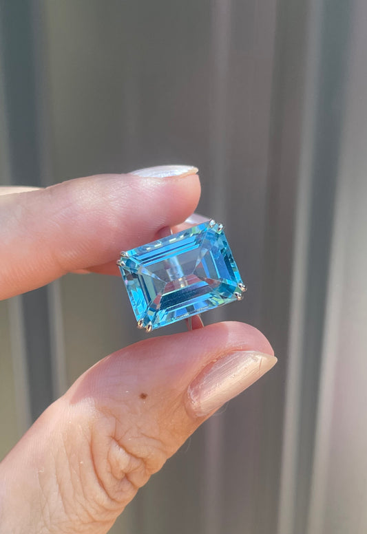 9ct white gold 13.5ct natural blue topaz ring