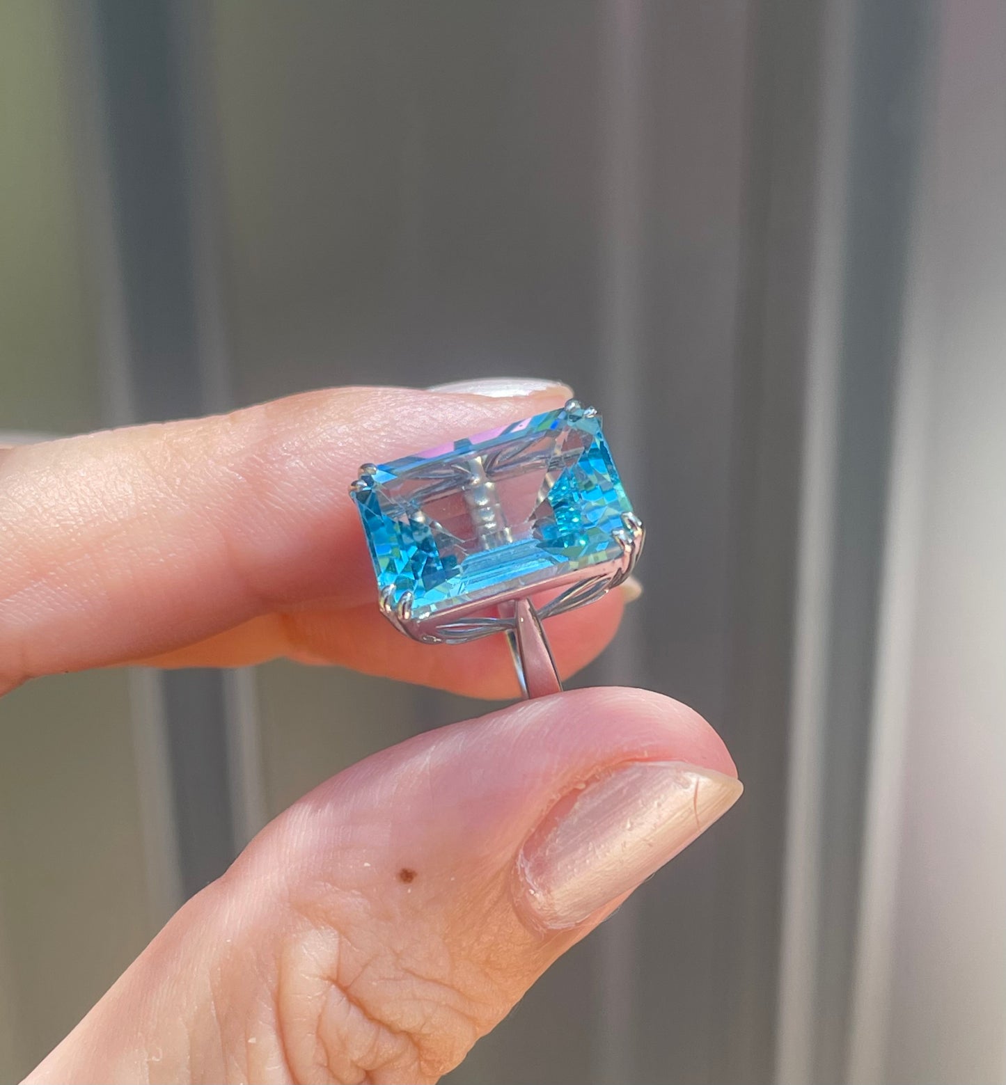 9ct white gold 13.5ct natural blue topaz ring