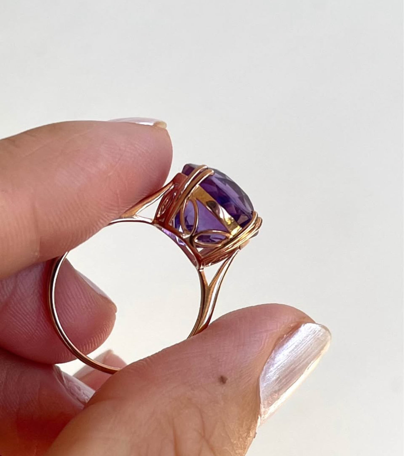 Elegant 9ct rose gold round cut 7.25ct natural amethyst ring