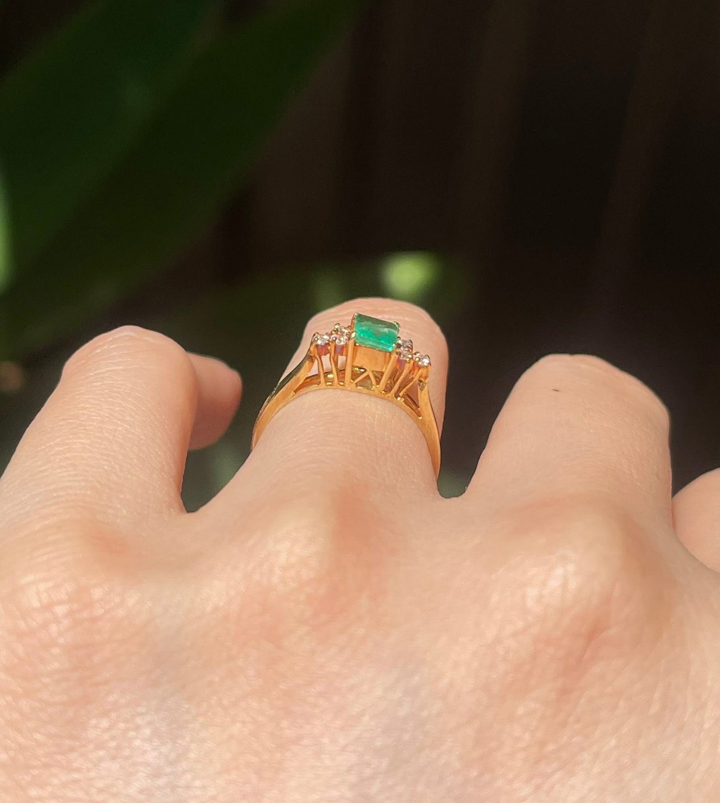 Vintage 90s 18ct yellow gold natural emerald diamond ring