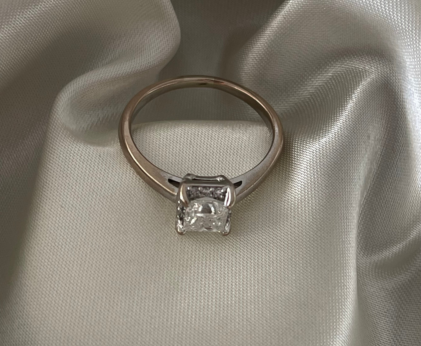 18ct white gold 1ct diamond halo ring