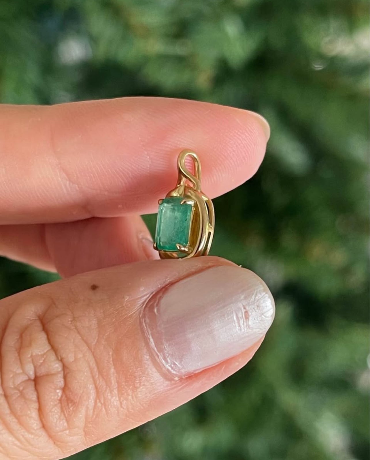 9ct yellow gold 1.2ct natural emerald pendant