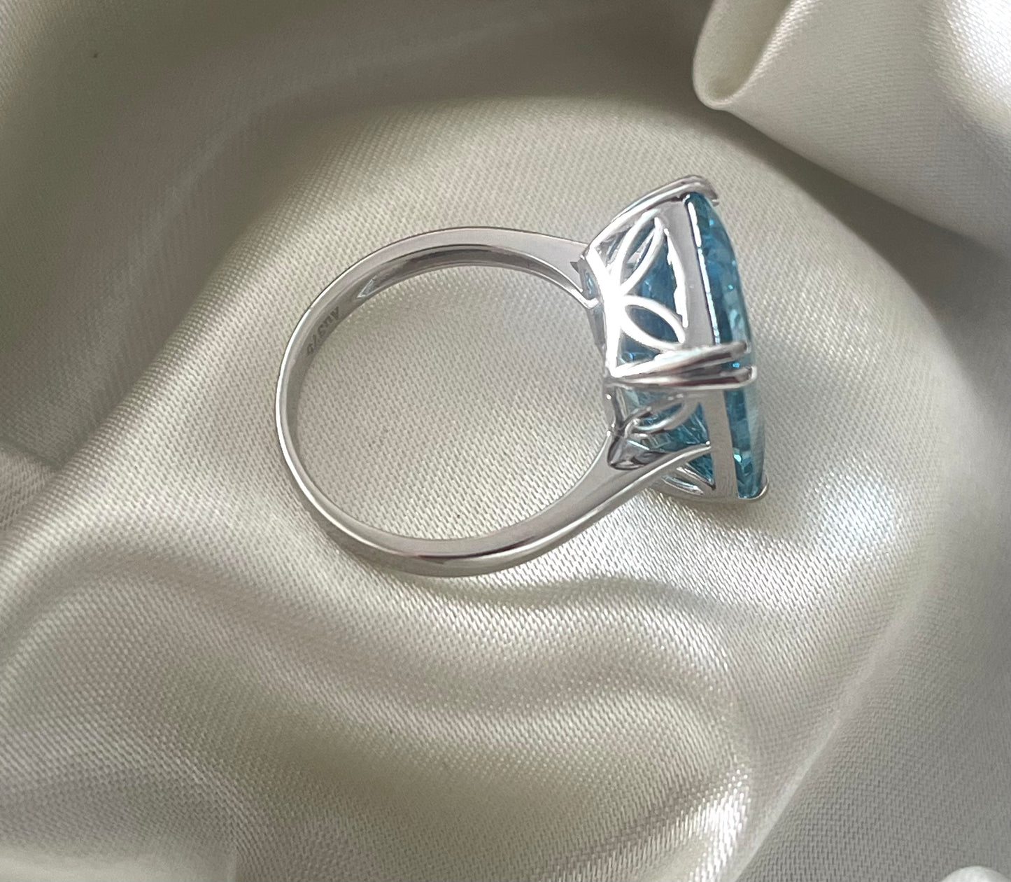 9ct white gold 13.5ct natural blue topaz ring