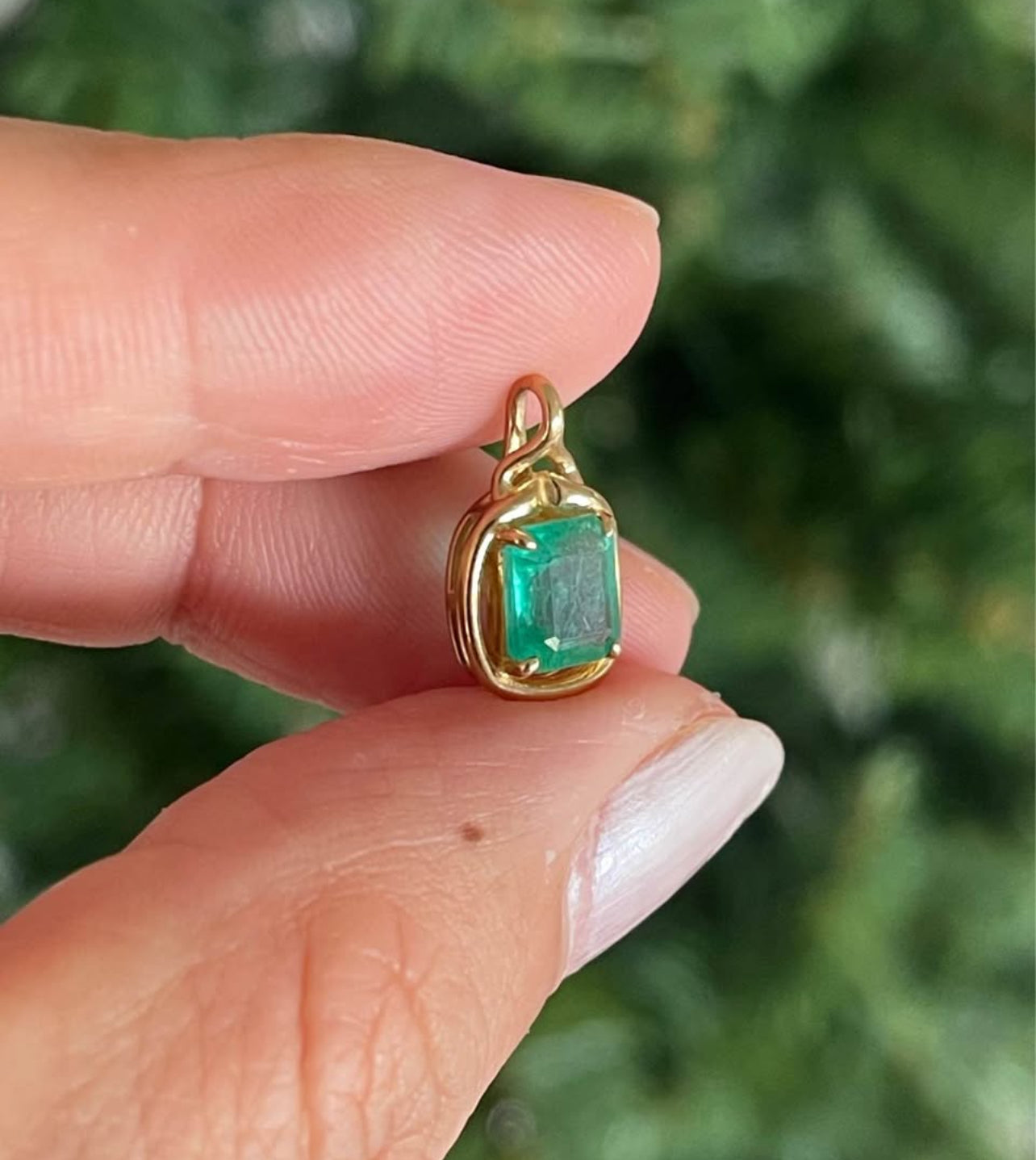 9ct yellow gold 1.2ct natural emerald pendant
