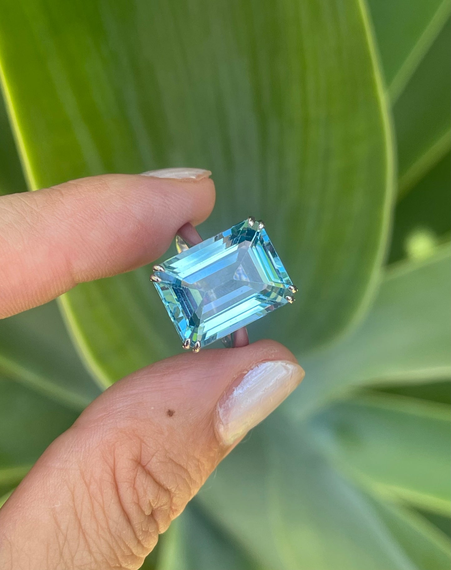 9ct white gold 13.5ct natural blue topaz ring