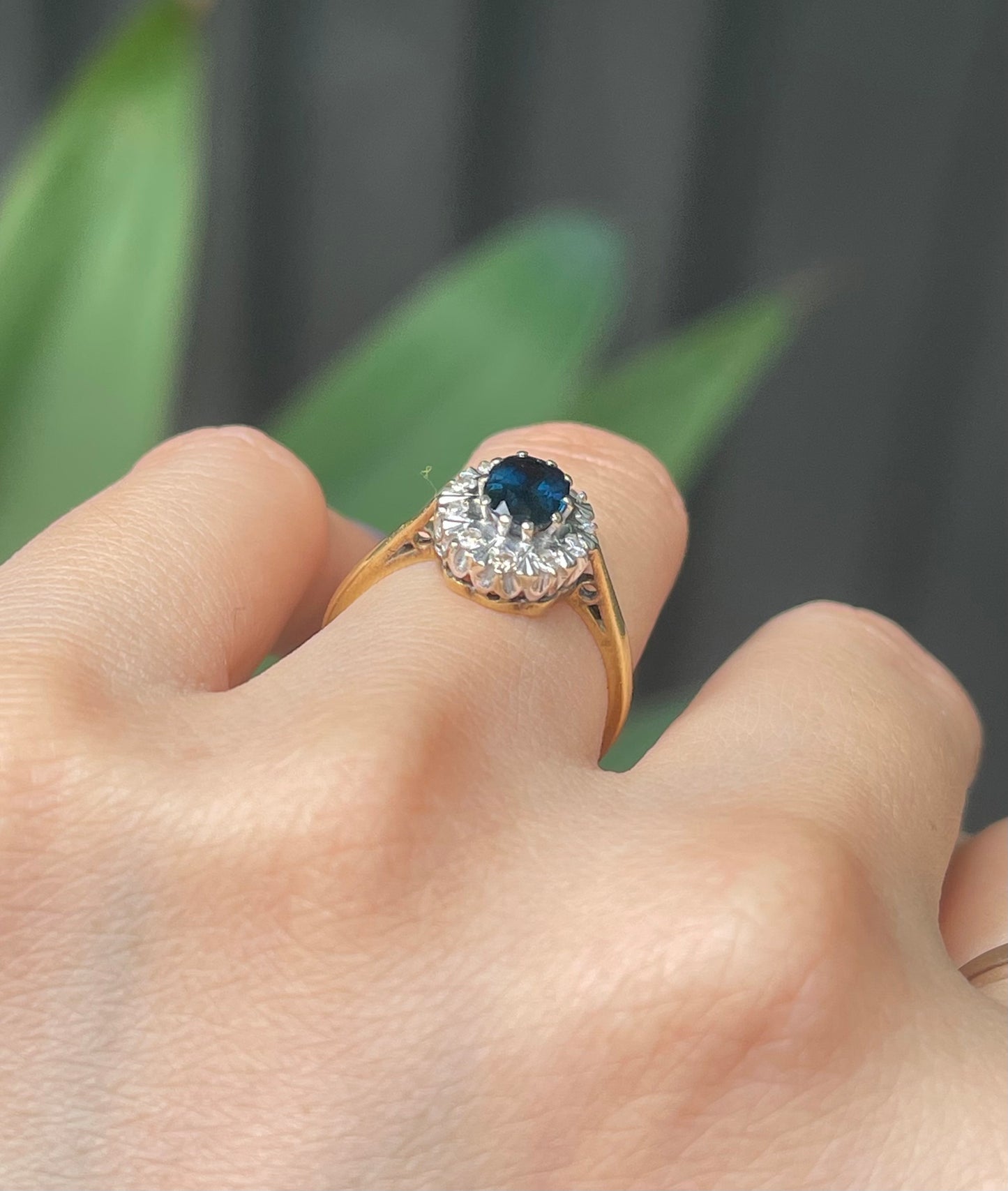Vintage 1975 London 18CT yellow white gold natural sapphire diamond ring