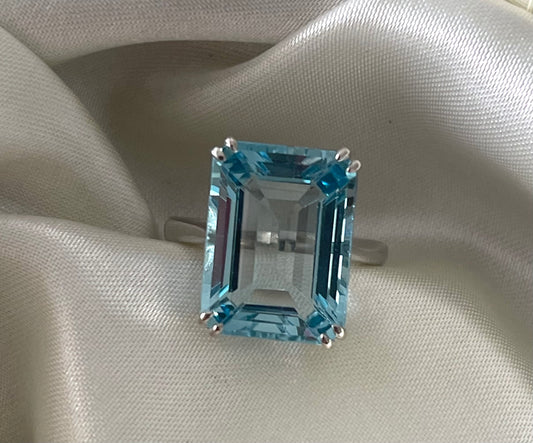 9ct white gold 13.5ct natural blue topaz ring