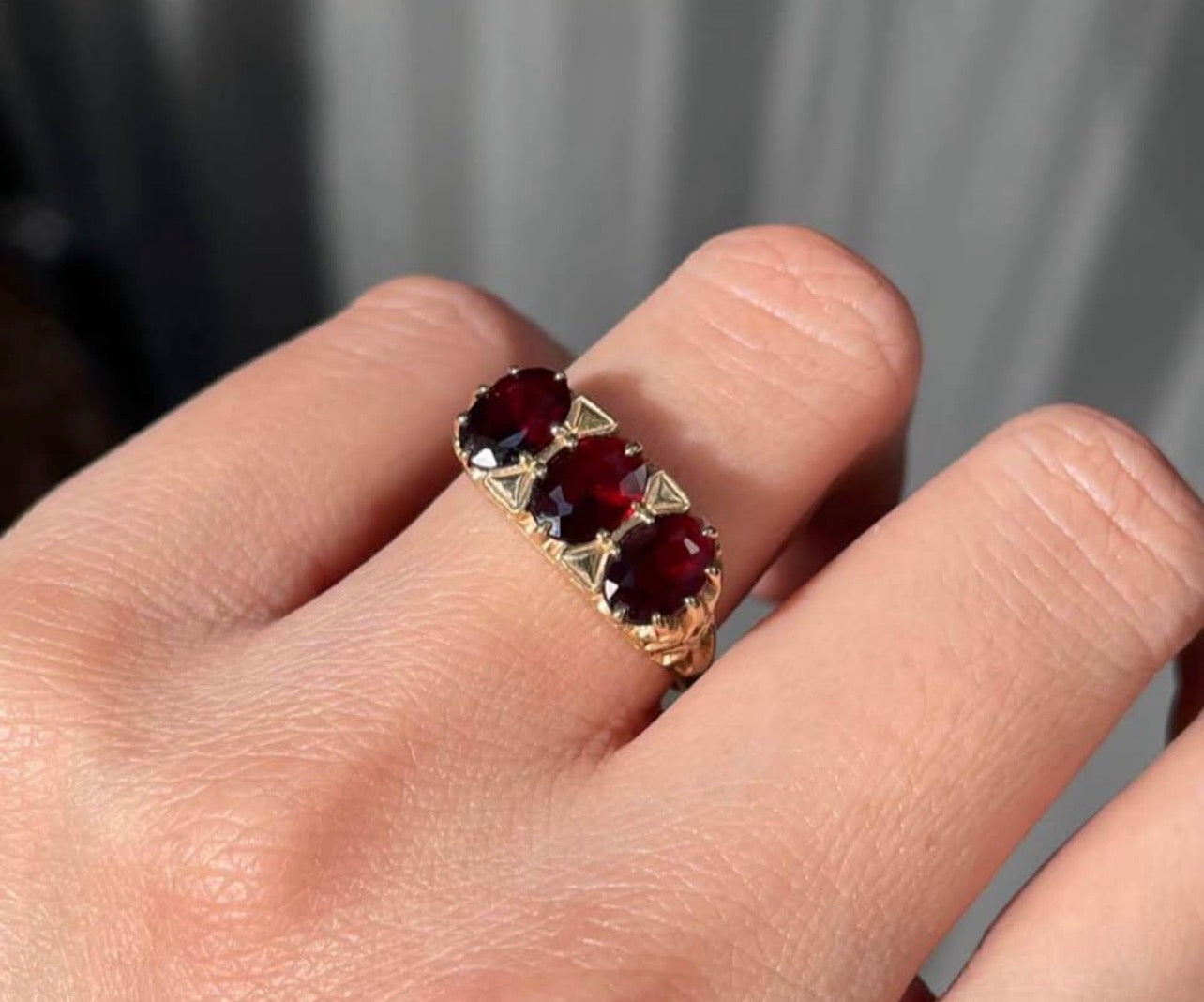Vintage English Natural Garnet Trilogy Ring In 9ct Yellow Gold