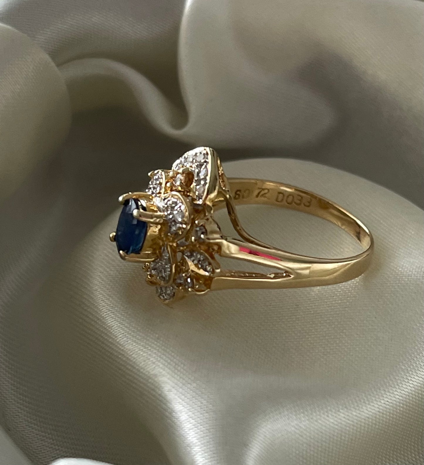 Vintage 18ct yellow gold natural sapphire diamond flower ring