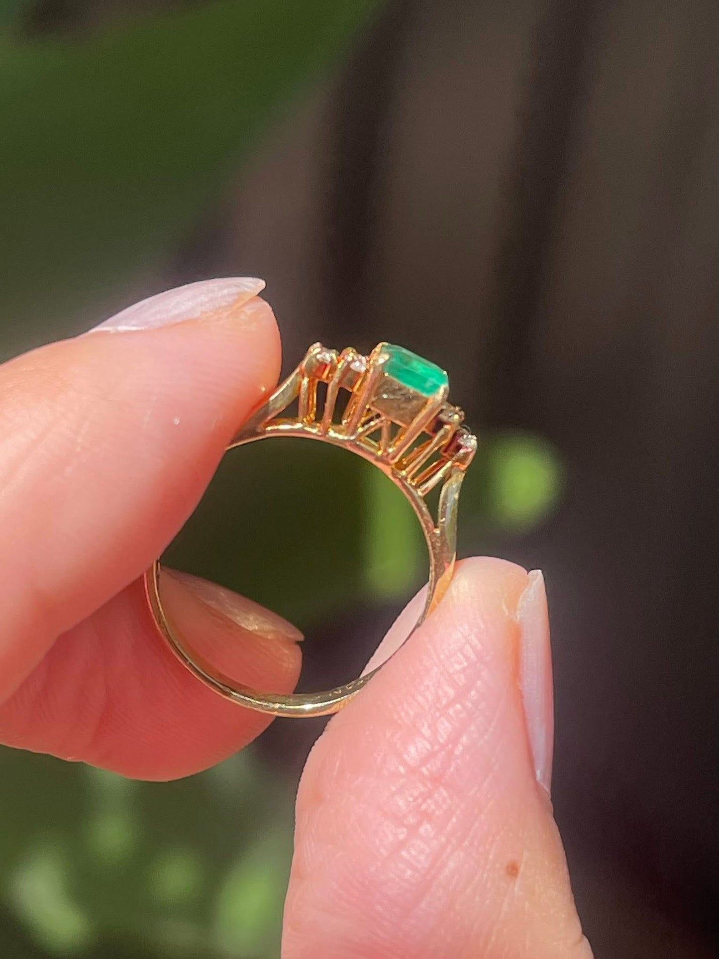 Vintage 90s 18ct yellow gold natural emerald diamond ring