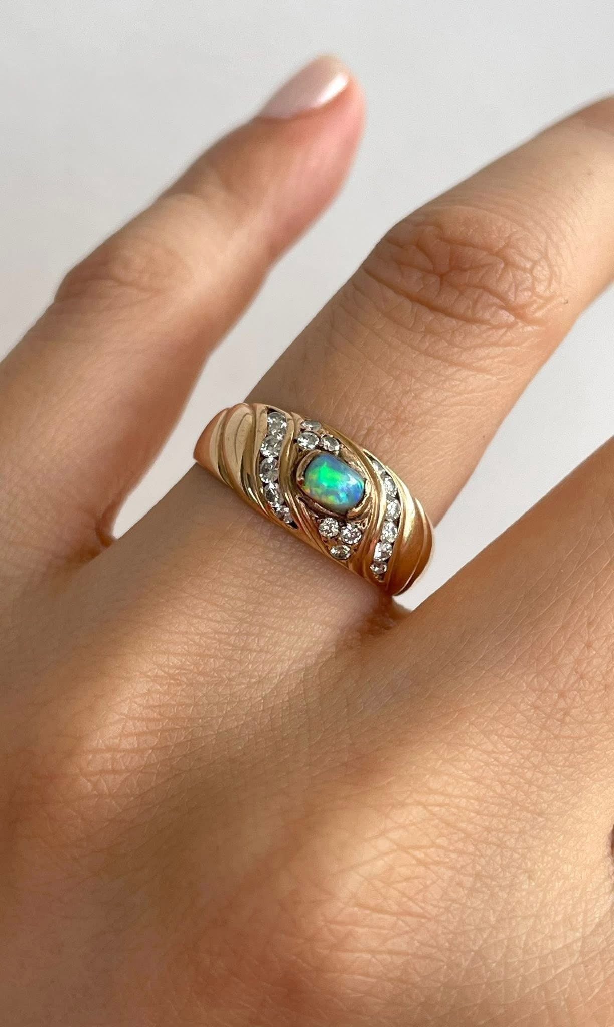 Vintage 18ct yellow gold natural solid opal diamond band ring