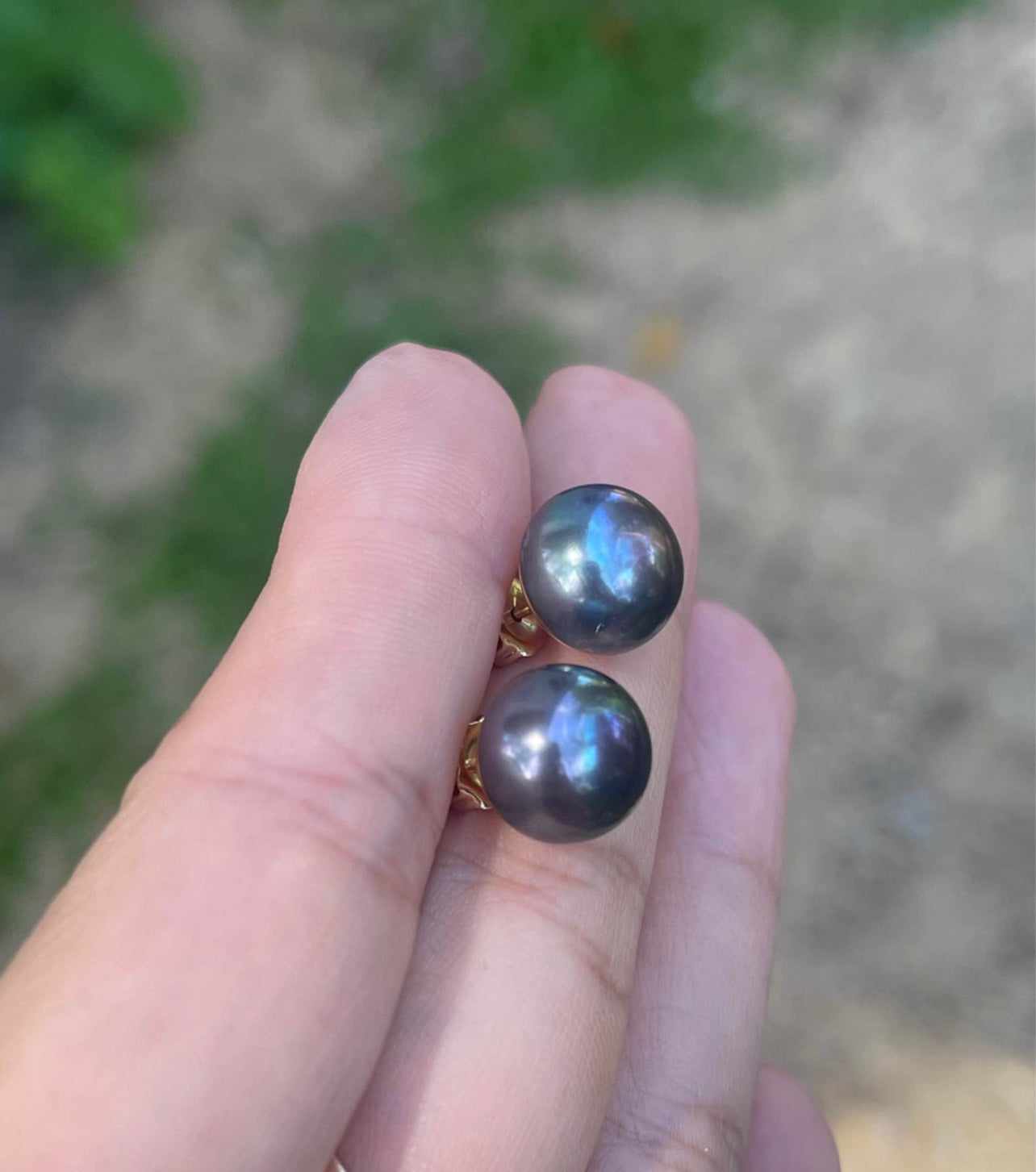 Vintage 14ct yellow gold genuine Tahitian pearl stud earrings