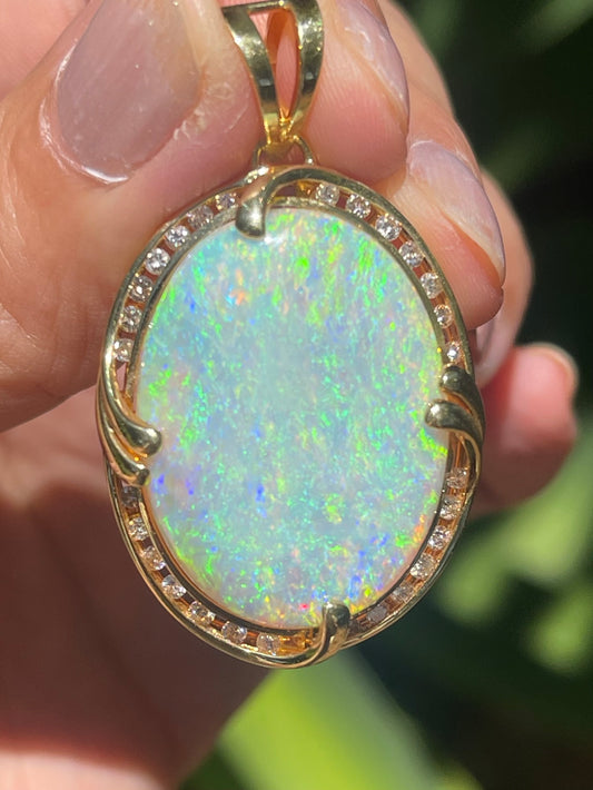18ct yellow gold 23.26ct natural Australia opal diamond pendant