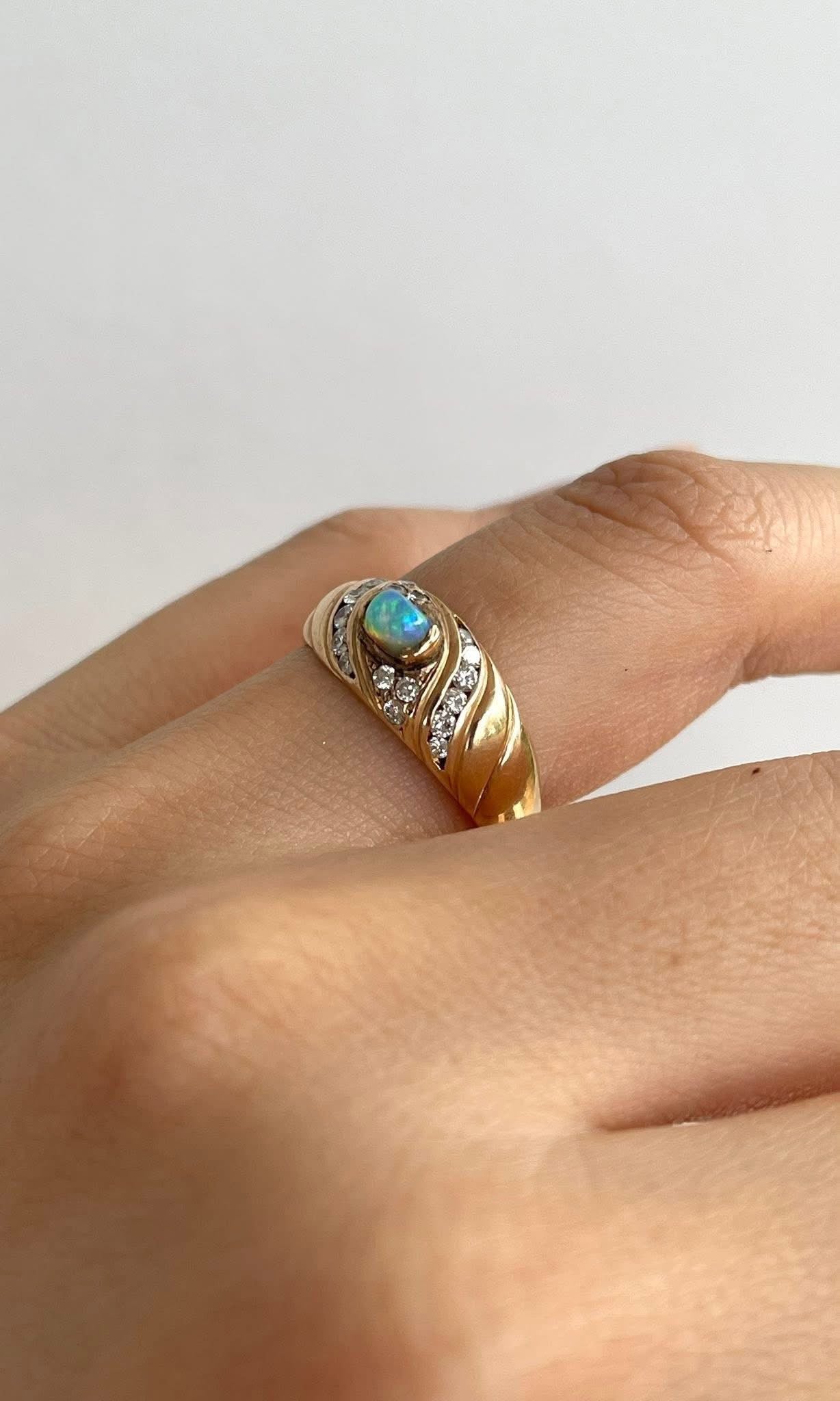 Vintage 18ct yellow gold natural solid opal diamond band ring