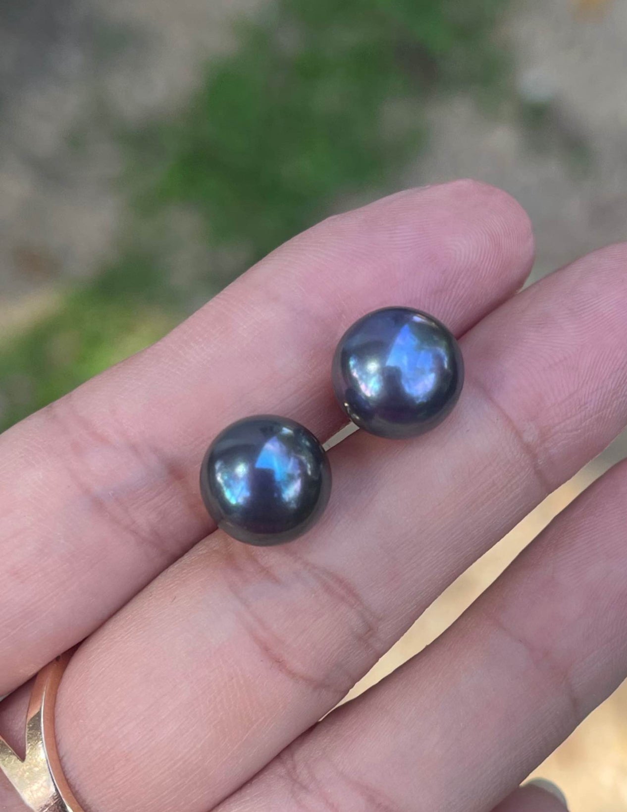 Vintage 14ct yellow gold genuine Tahitian pearl stud earrings