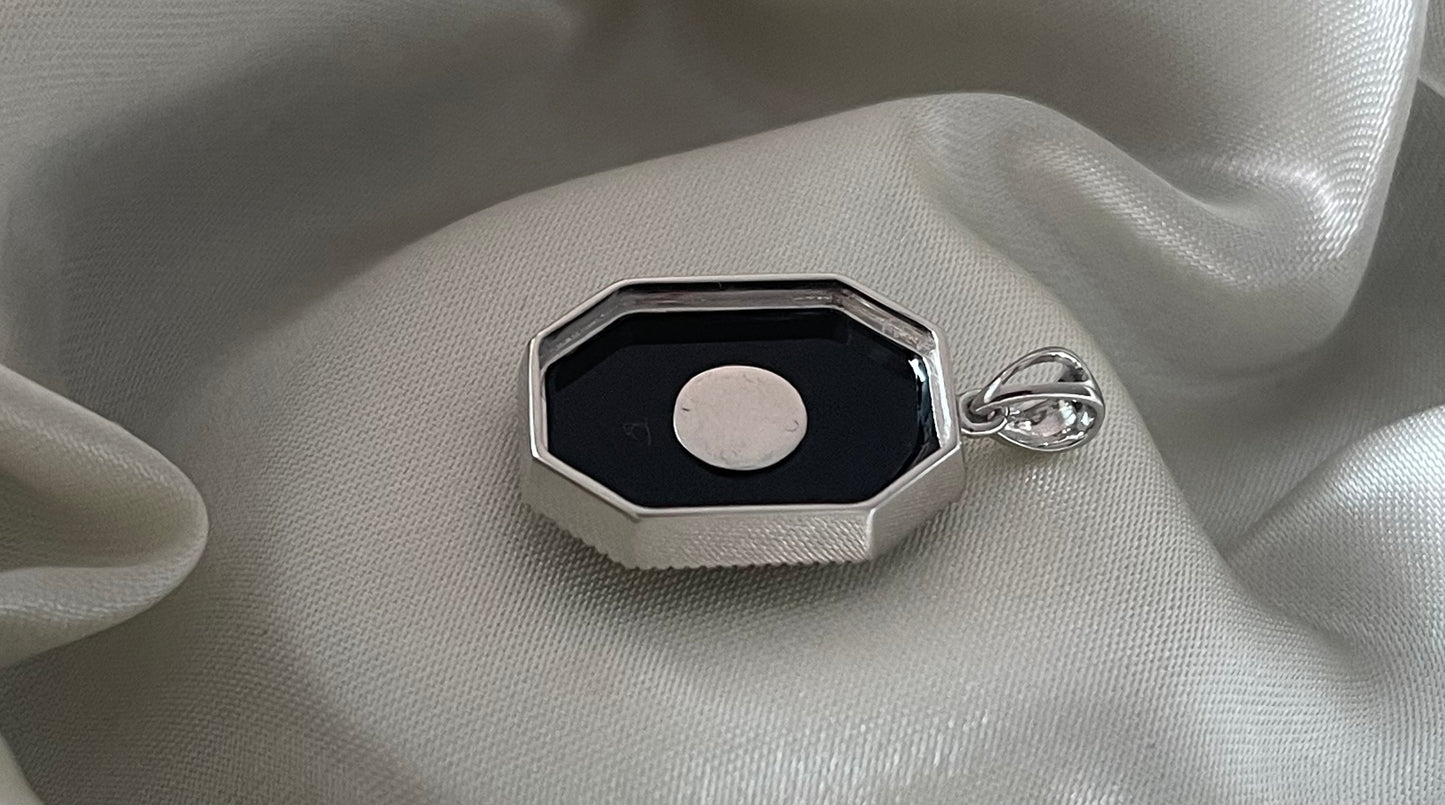 9ct white gold onyx pendant with 0.25ct natural diamond
