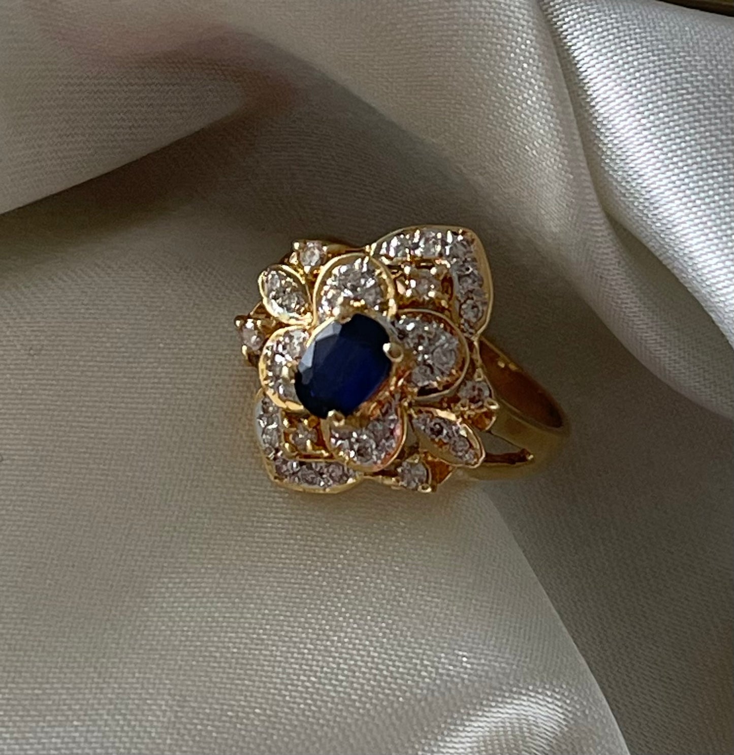 Vintage 18ct yellow gold natural sapphire diamond flower ring
