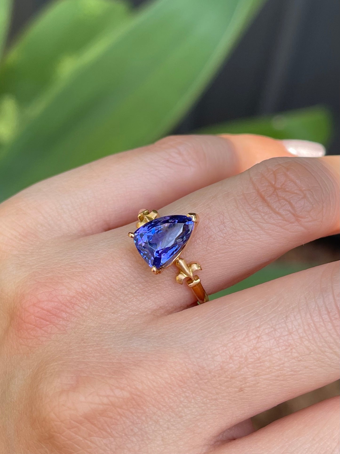 18ct yellow gold 4.1ct natural tanzanite with fleur-de-lis motif on shoulders