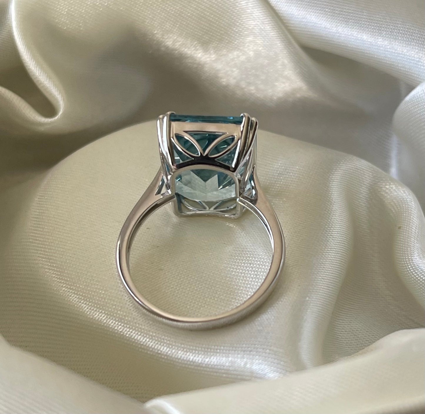 13.5ct Blue Topaz Ring In 9ct White Gold