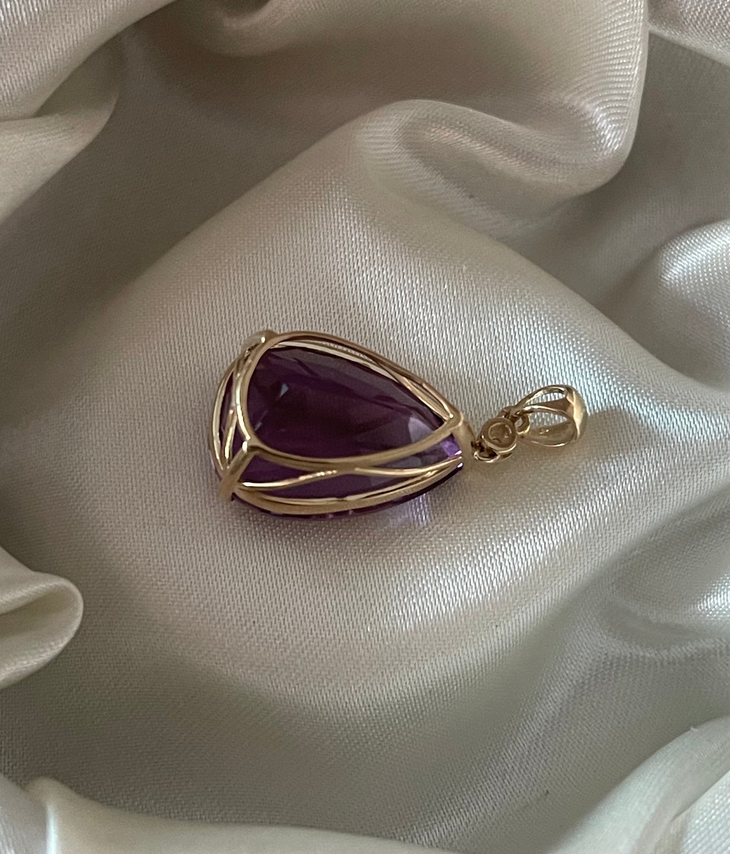 9ct yellow gold large pear shape 15.57ct natural deep purple amethyst pendant with diamond