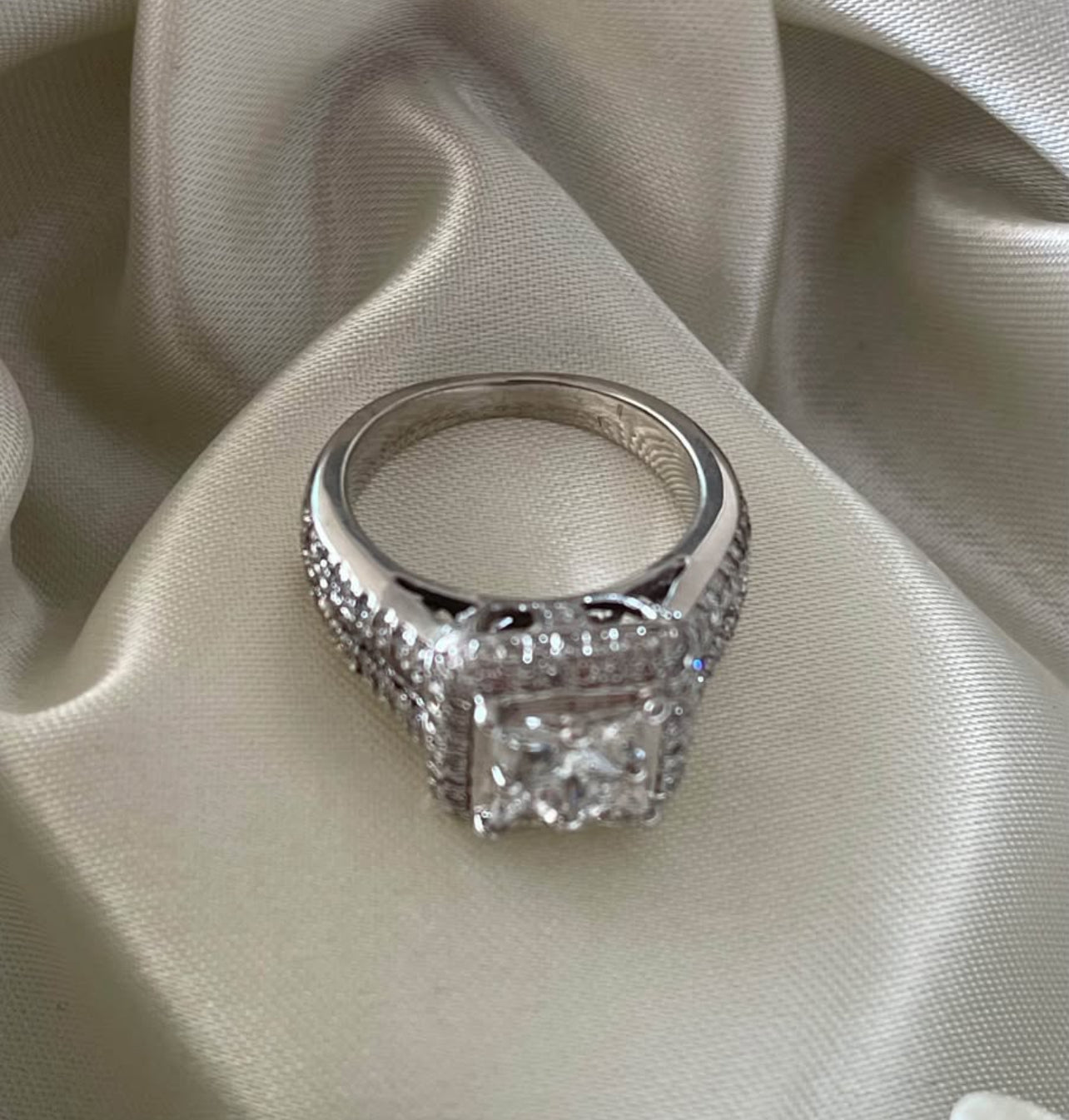 18ct white gold 1.7ct natural VS diamond ring