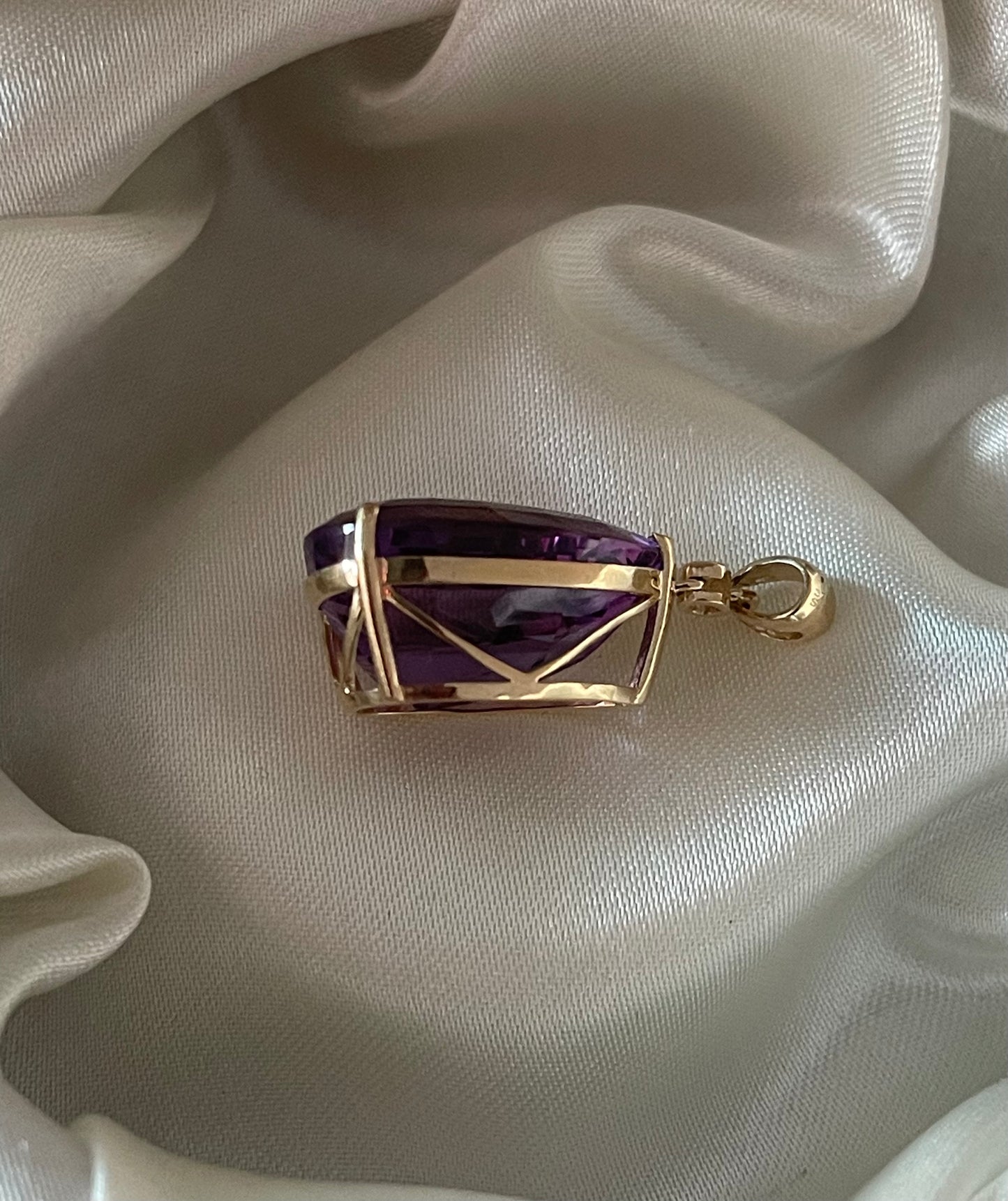 9ct yellow gold large pear shape 15.57ct natural deep purple amethyst pendant with diamond