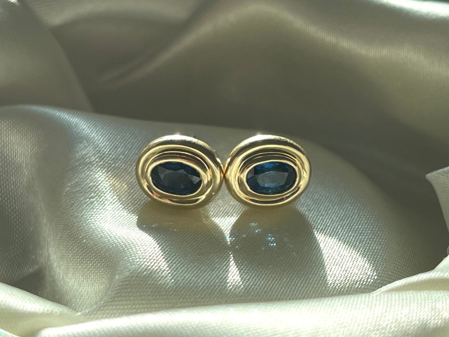 Vintage 14ct yellow gold 1ct natural sapphire bezel set stud earrings