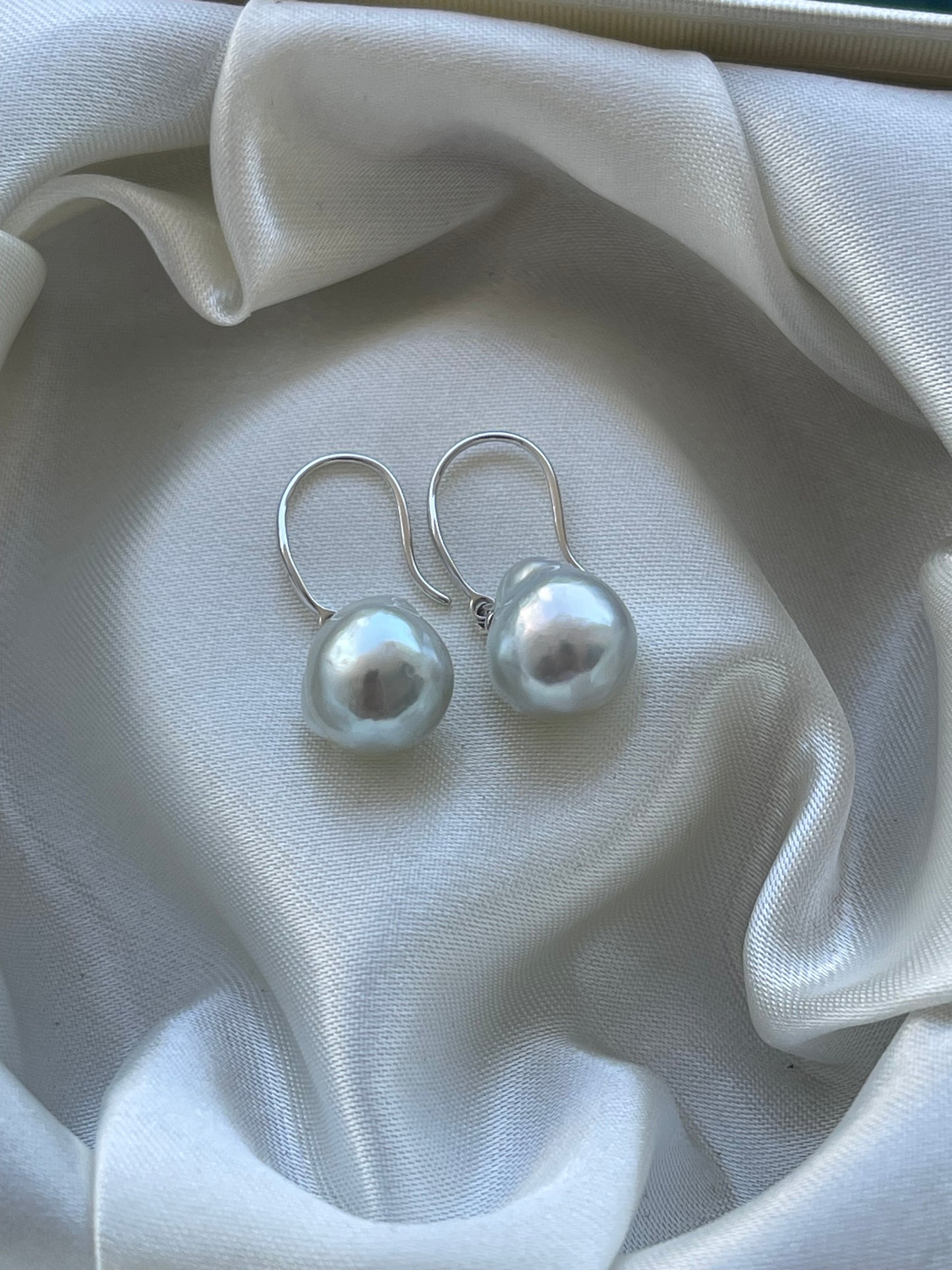 Modern 18ct white gold genuine south sea baroque pearl drop earrings