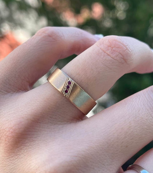 Vintage 60s 9ct yellow gold cigar band with rubies