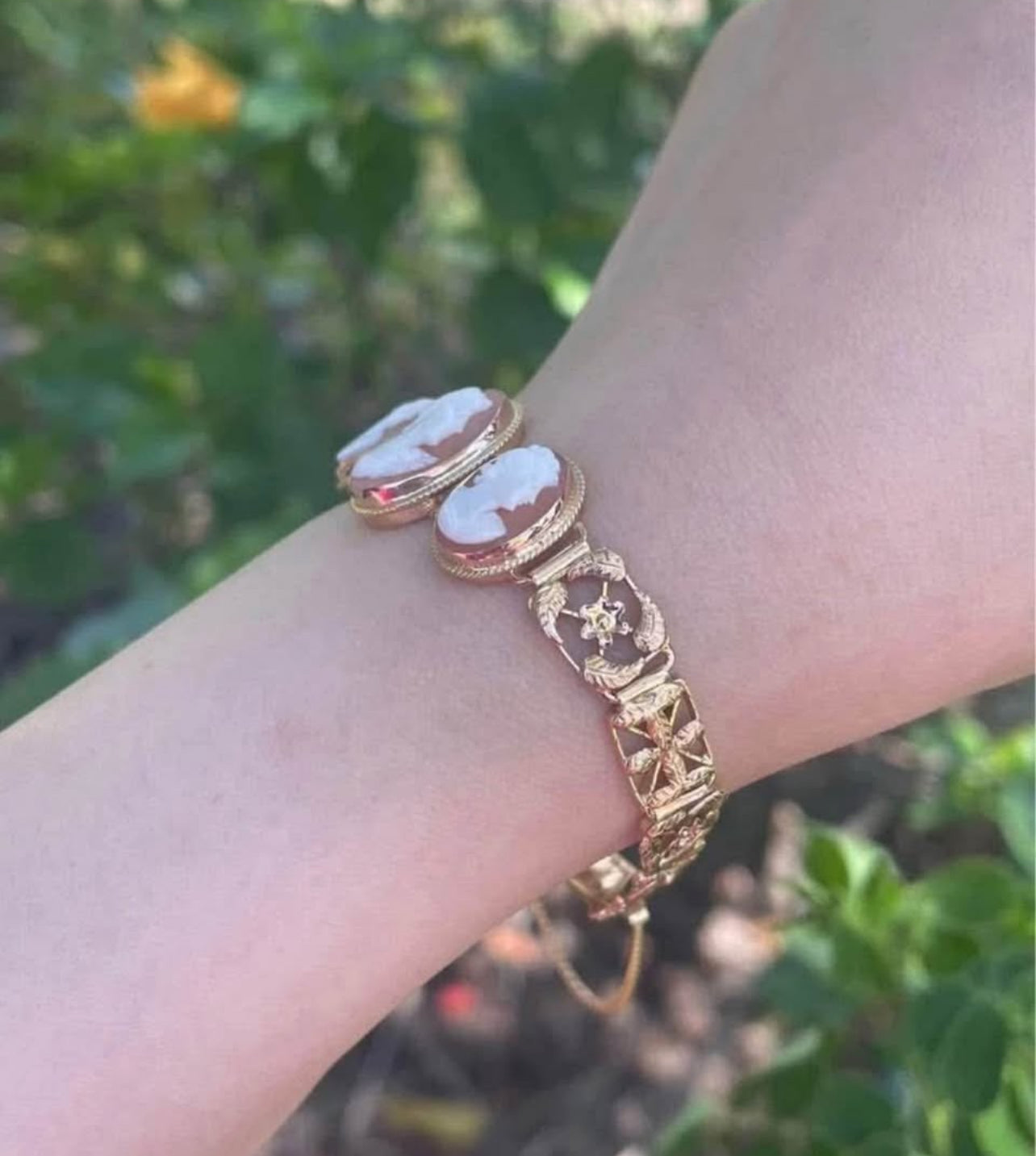 Antique / vintage 9ct gold filigree floral cameo bracelet