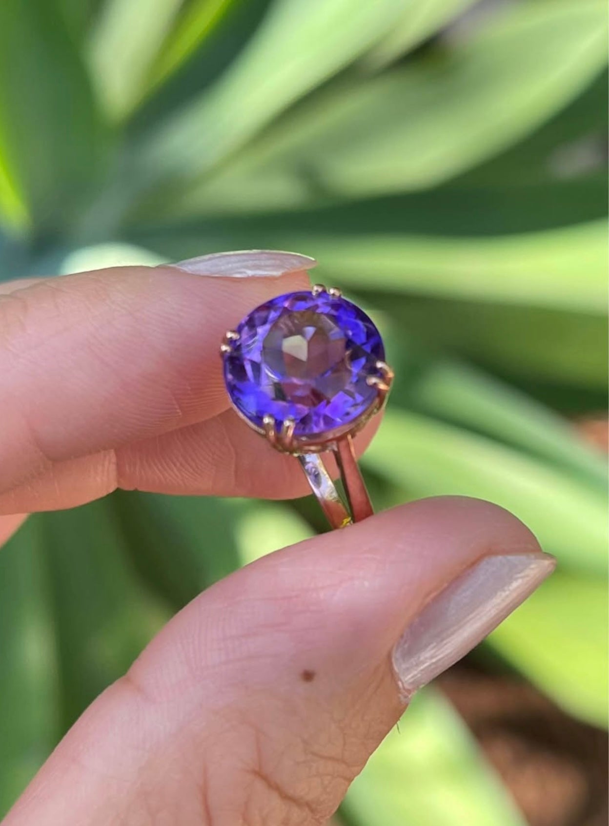 Elegant 9ct rose gold round cut 7.25ct natural amethyst ring